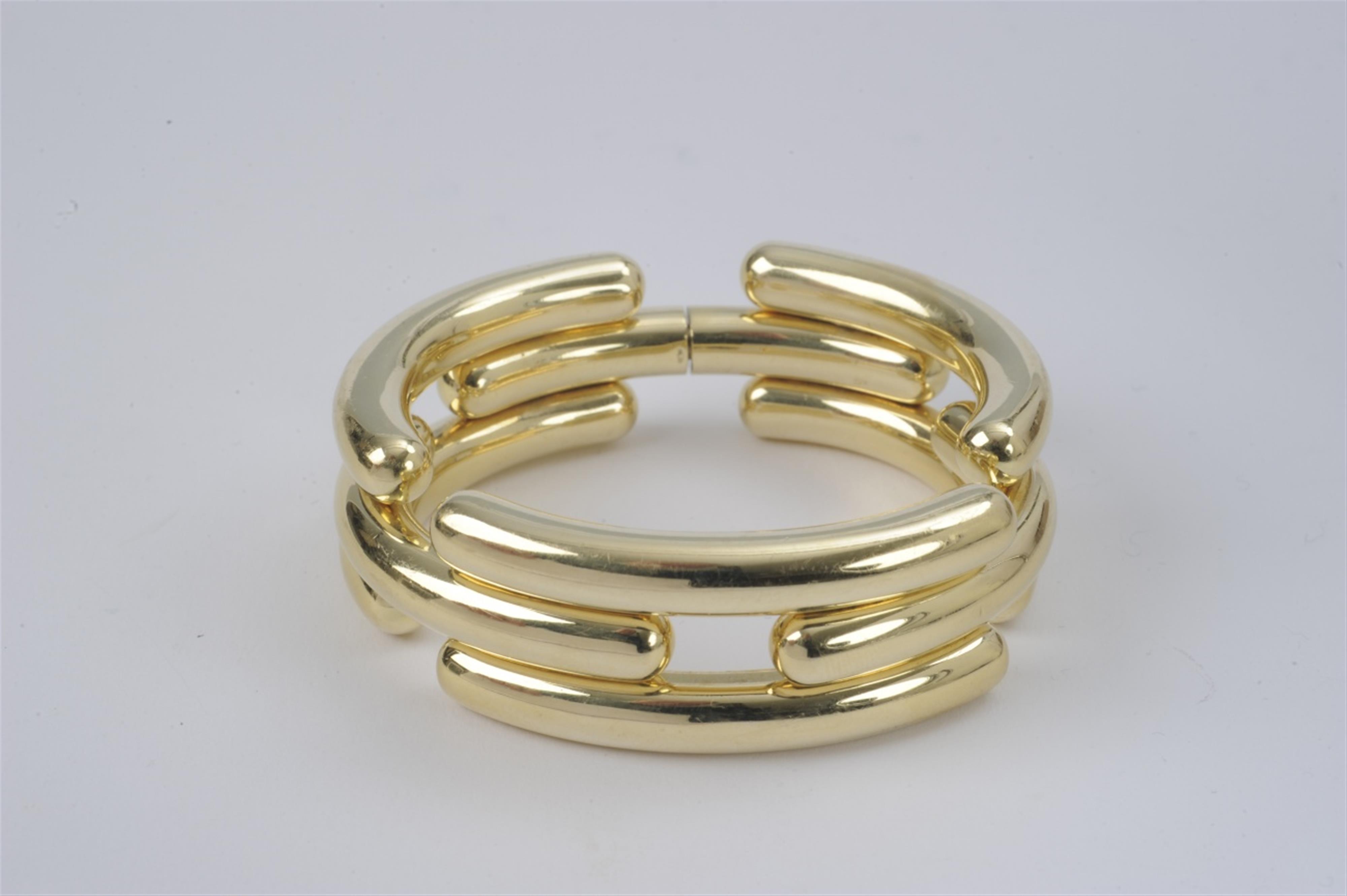 An Italian 18k solid gold bangle - image-1