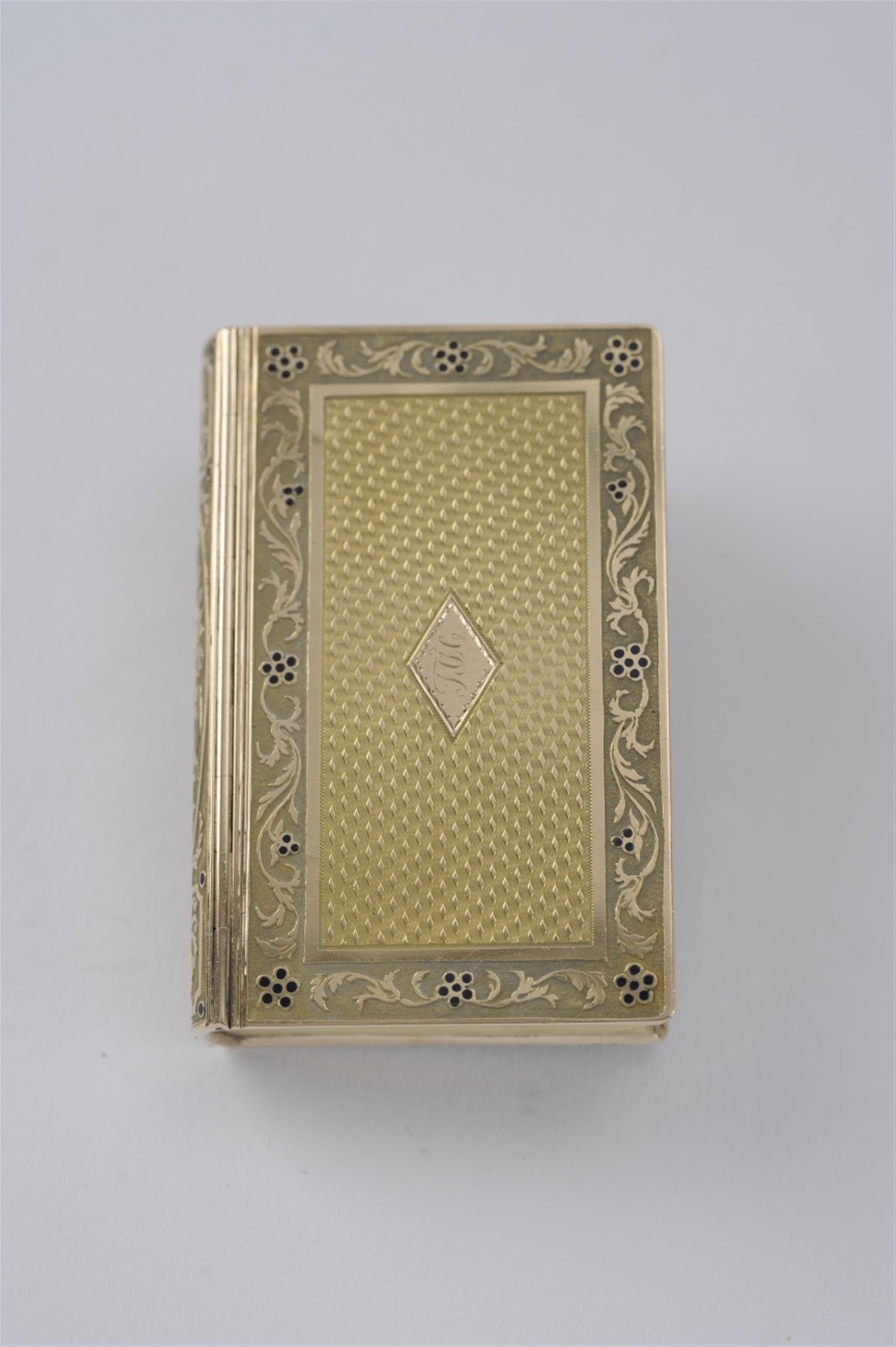 A 14k gold and enamel snuffbox - image-2