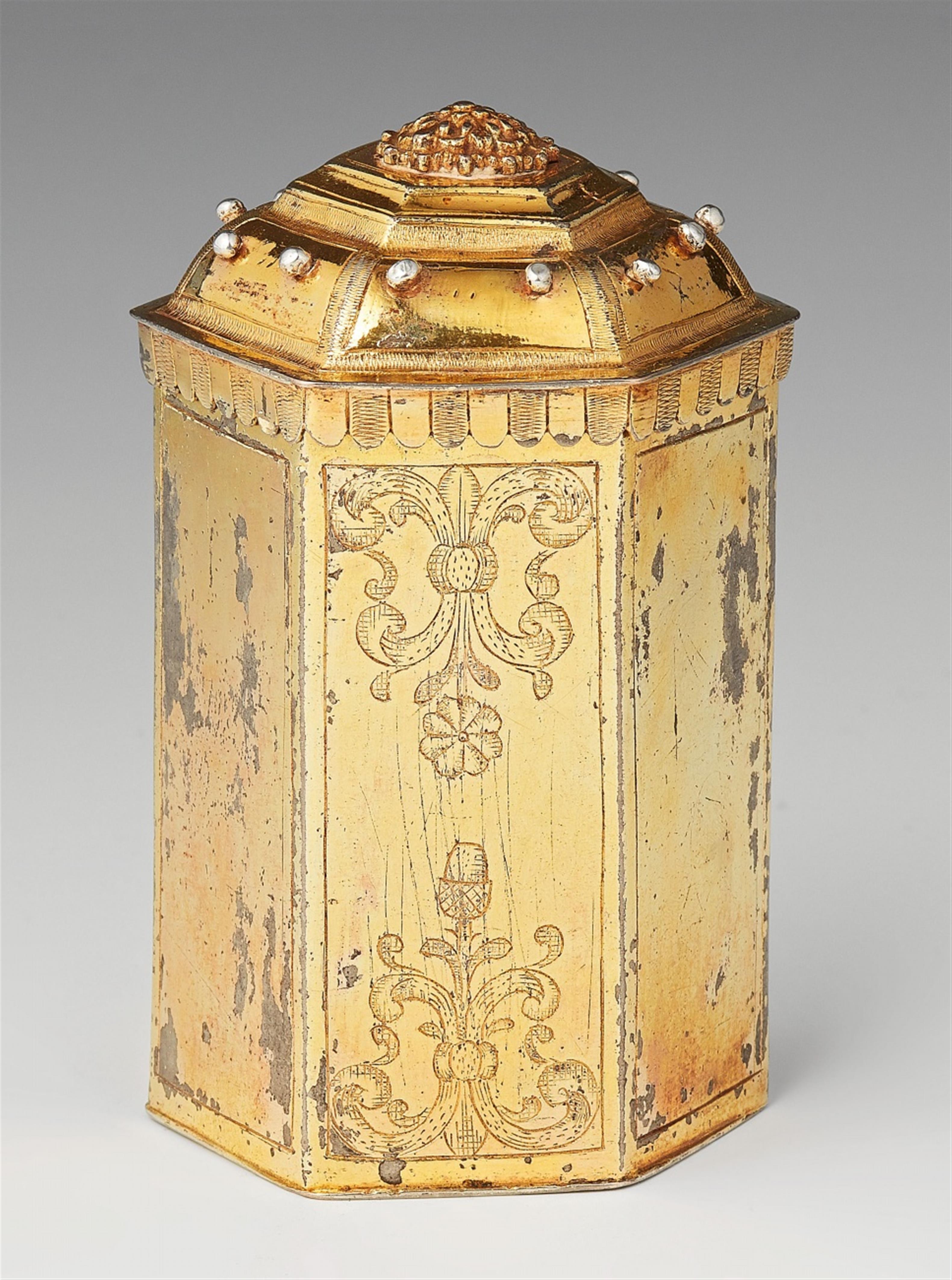 A silver gilt pounce box - image-1