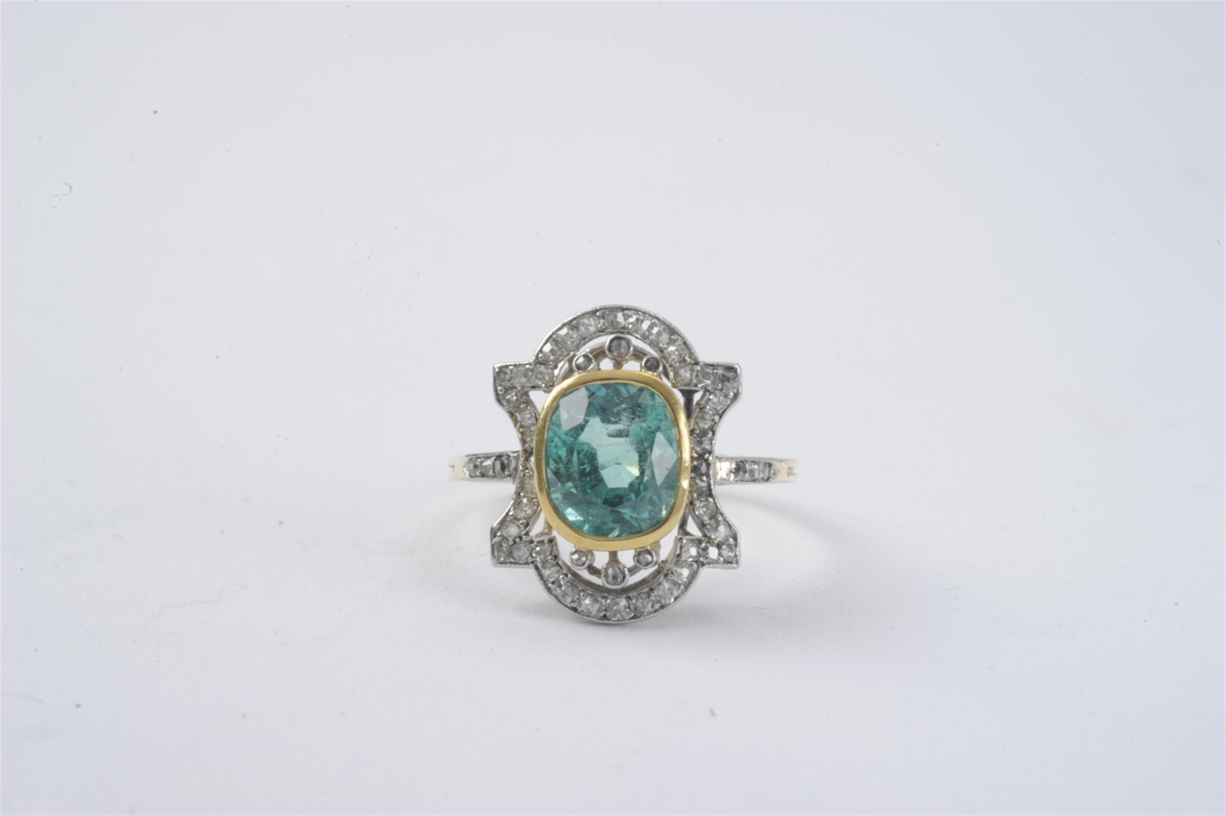 A Belle Epoque 18k gold and emerald ring - image-1