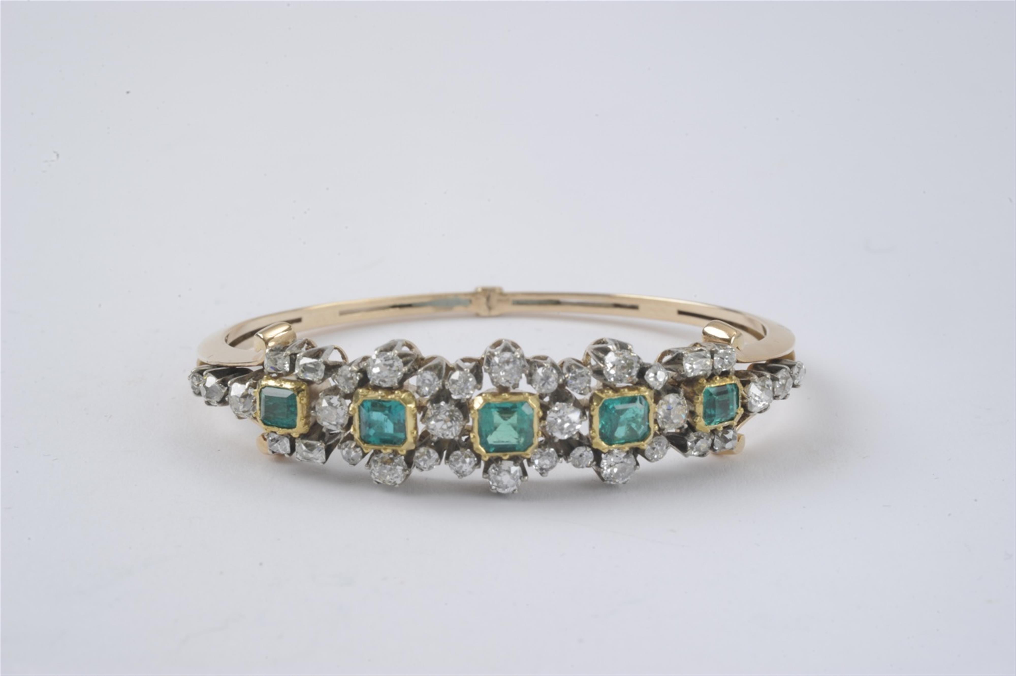 A Belle Epoque 18k red gold, silver, and emerald bracelet - image-1