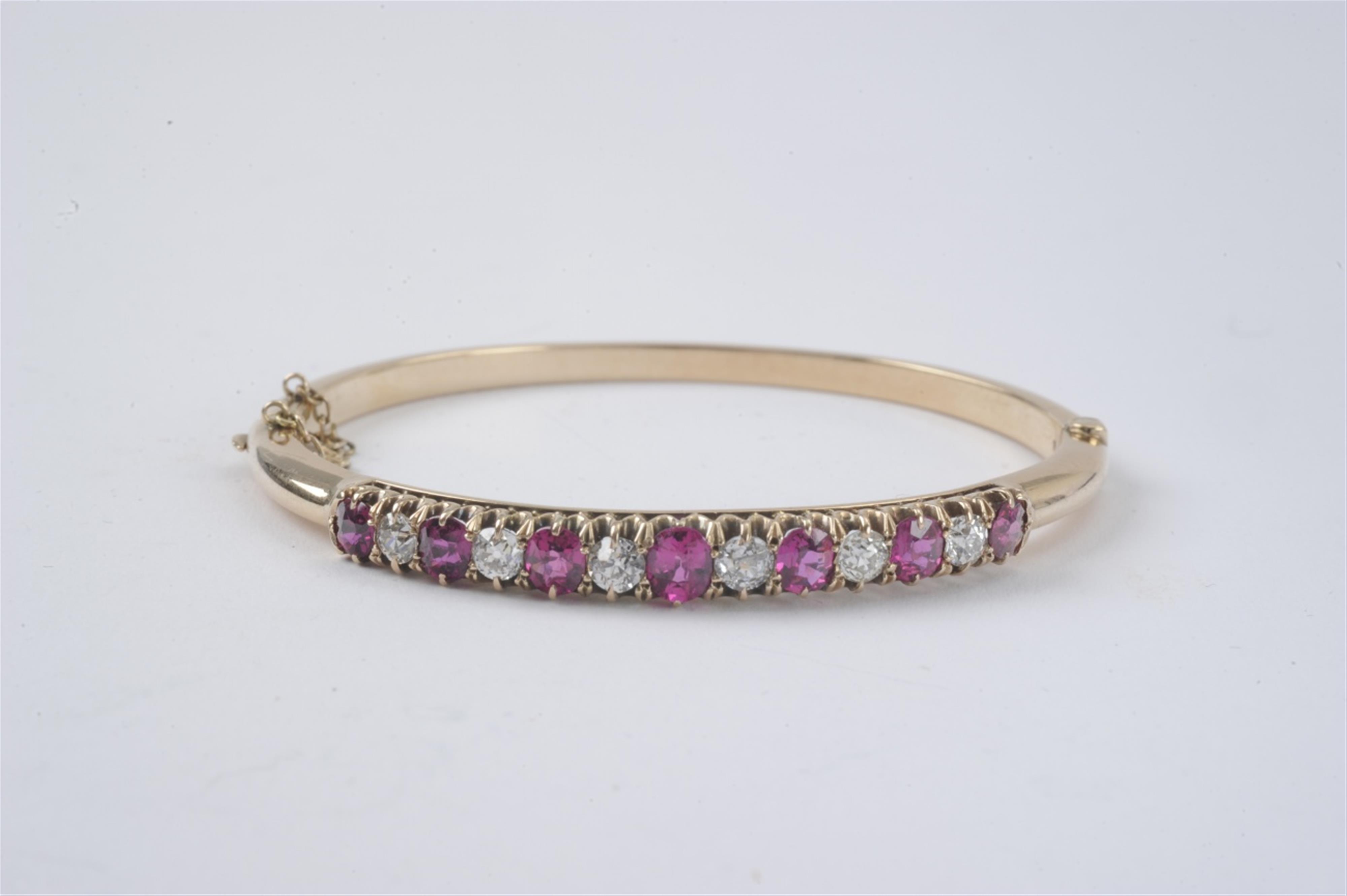 A late Victorian 18k red gold bangle - image-1