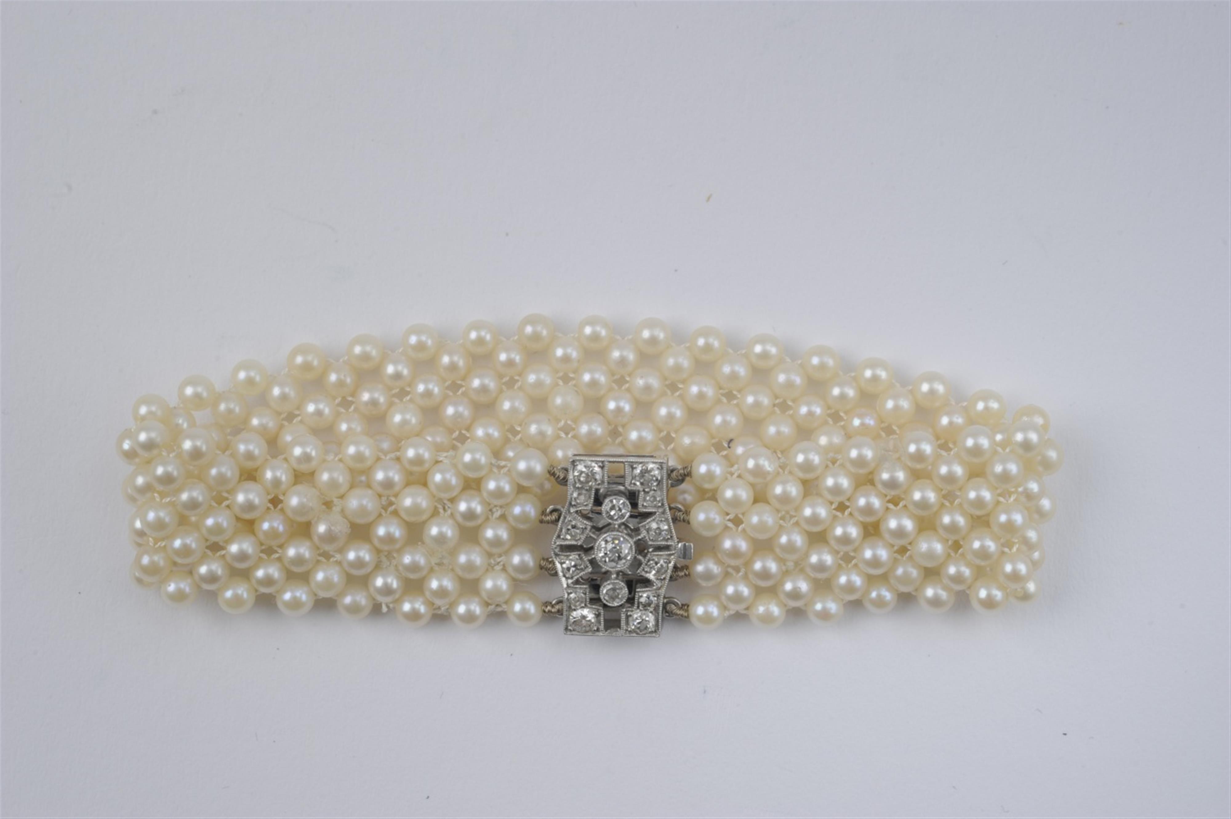 A pearl bracelet with a diamond clasp - image-1