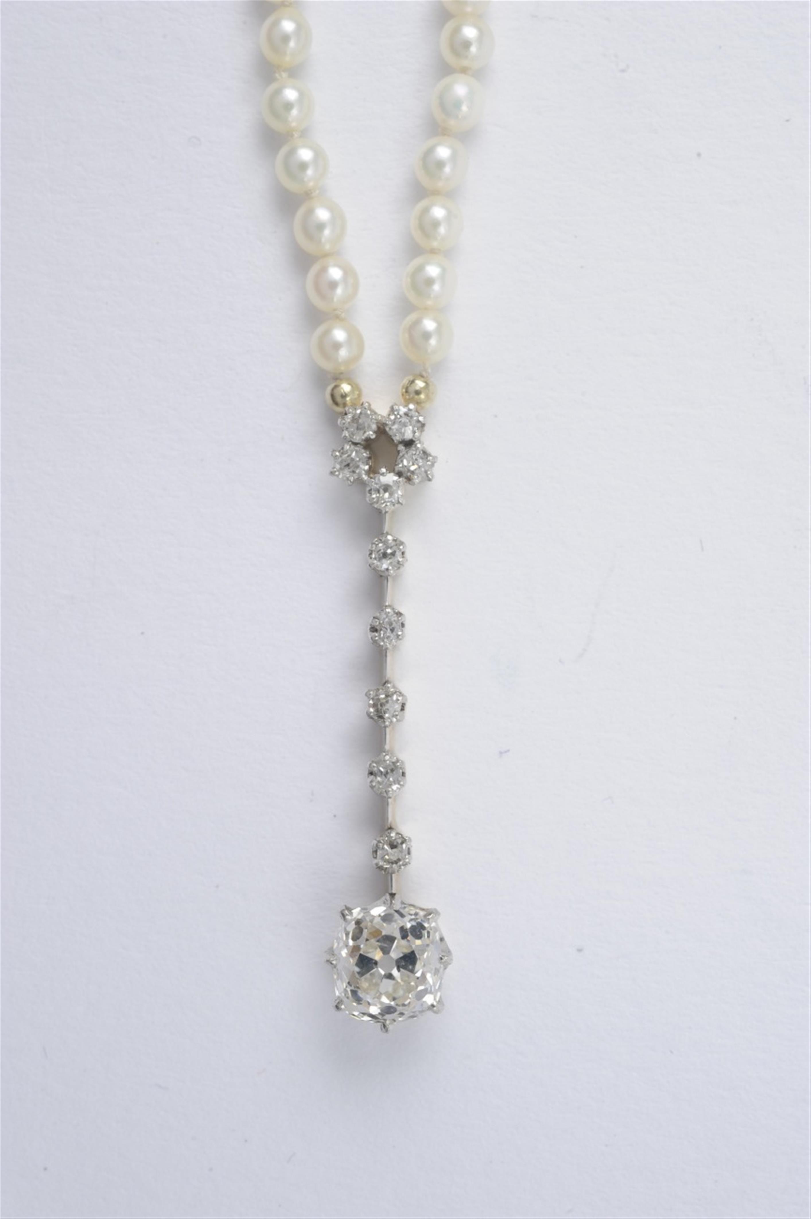 A 14k bi-colour gold and pearl necklace with a diamond pendant - image-1
