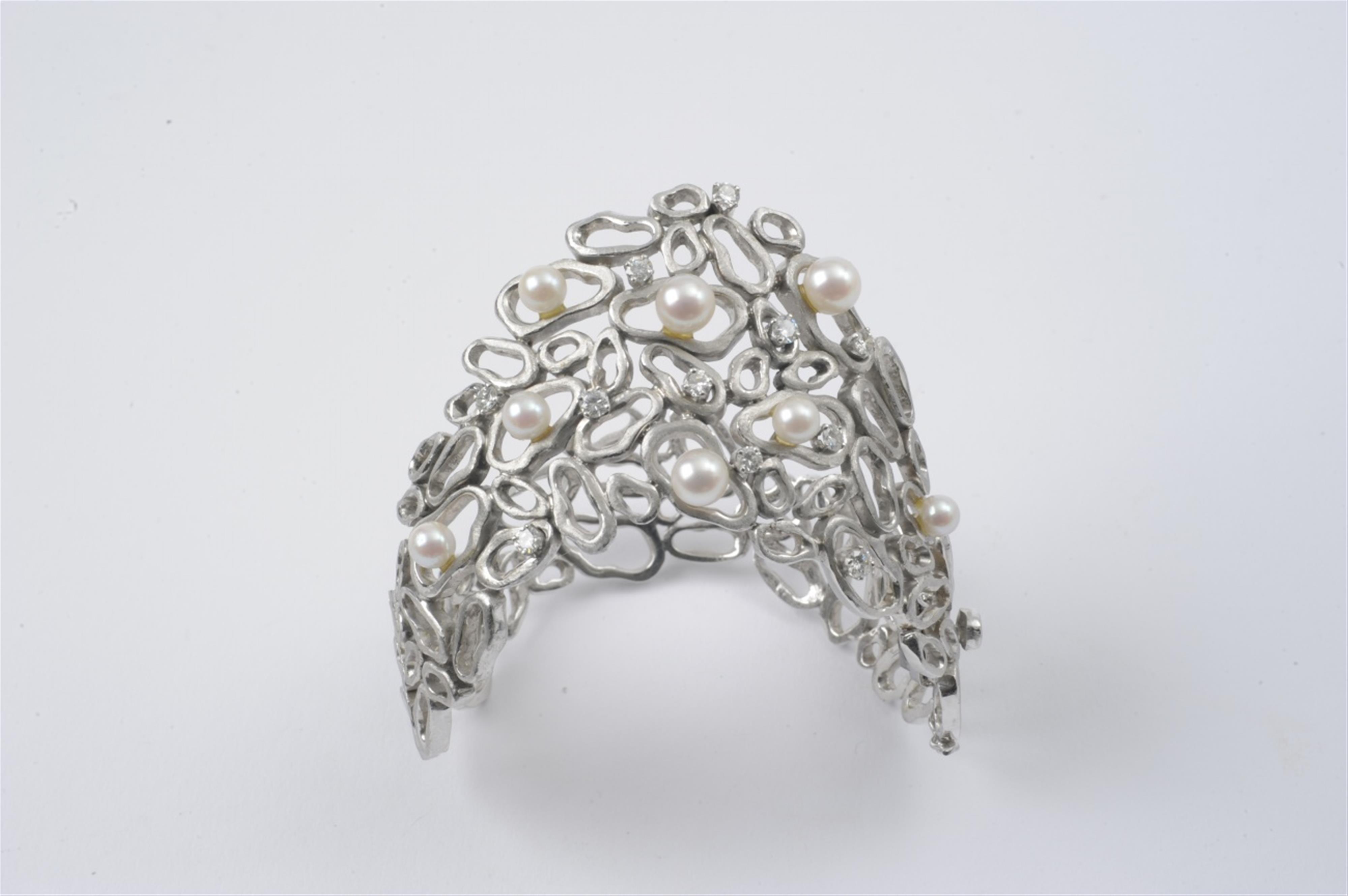 A Viennese 14k white gold bangle - image-1