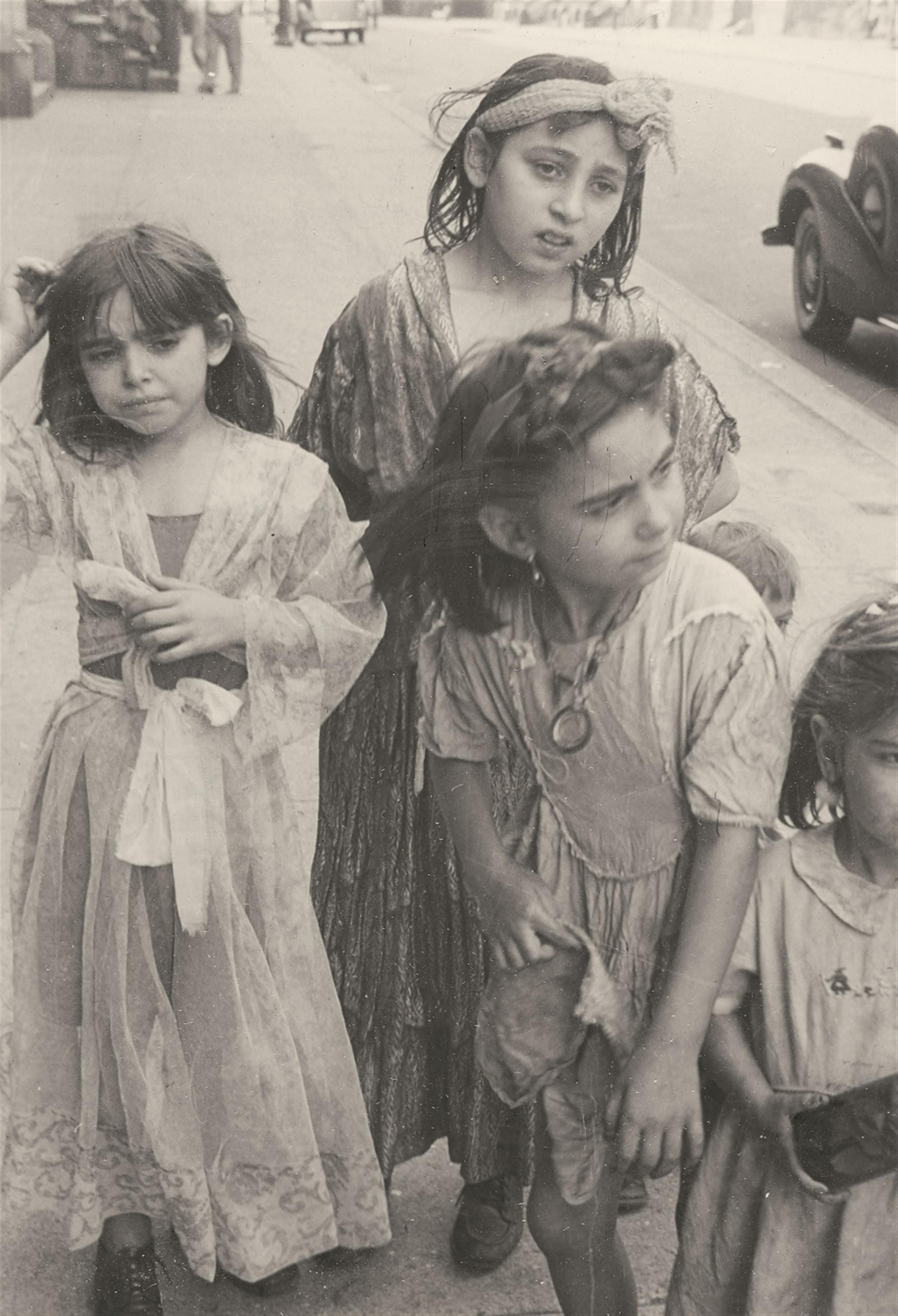 Helen Levitt - Ohne Titel (Spielende Kinder, New York) - image-2