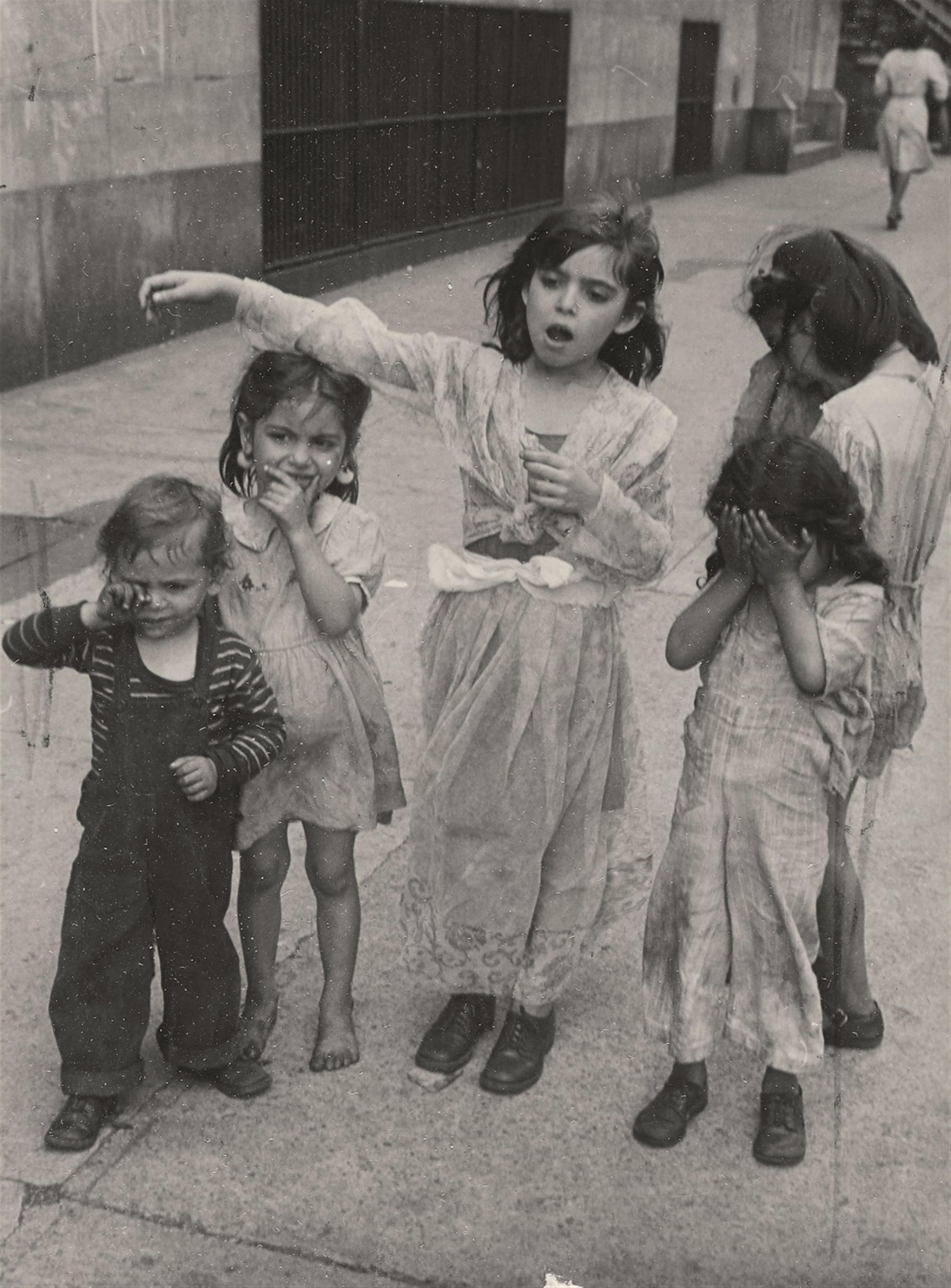 Helen Levitt - Untitled (Playing children, New York) - image-3