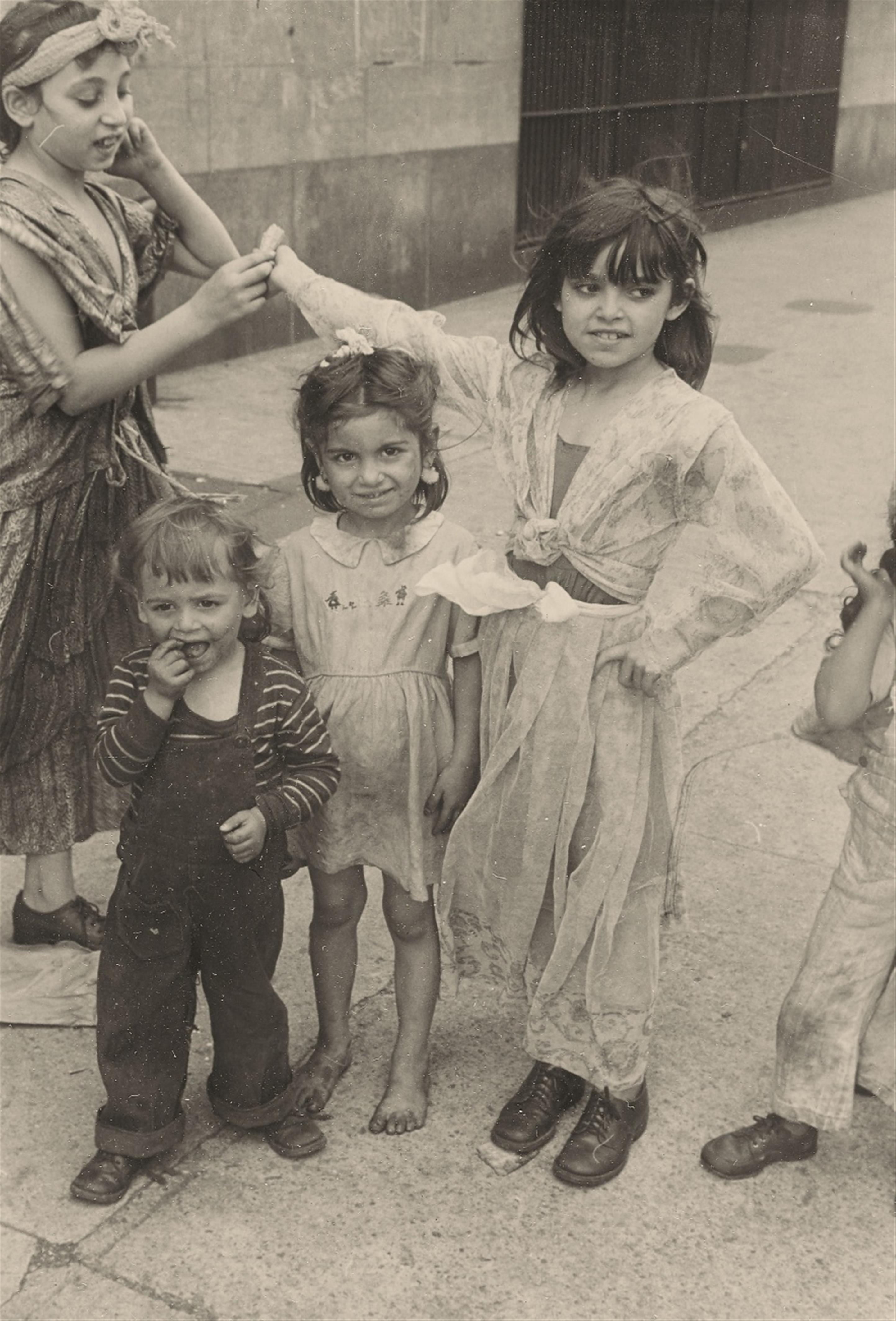 Helen Levitt - Untitled (Playing children, New York) - image-4