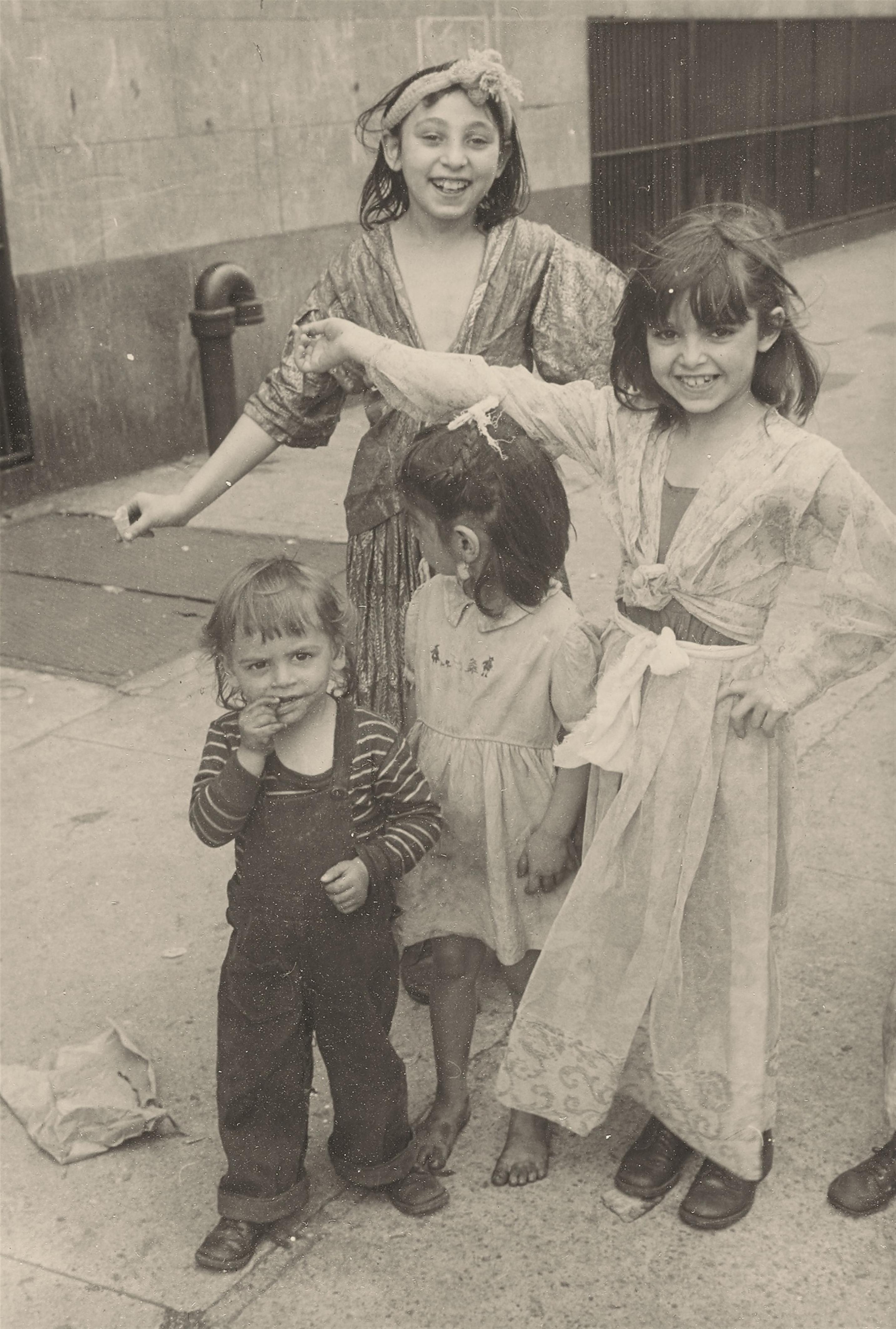 Helen Levitt - Untitled (Playing children, New York) - image-5