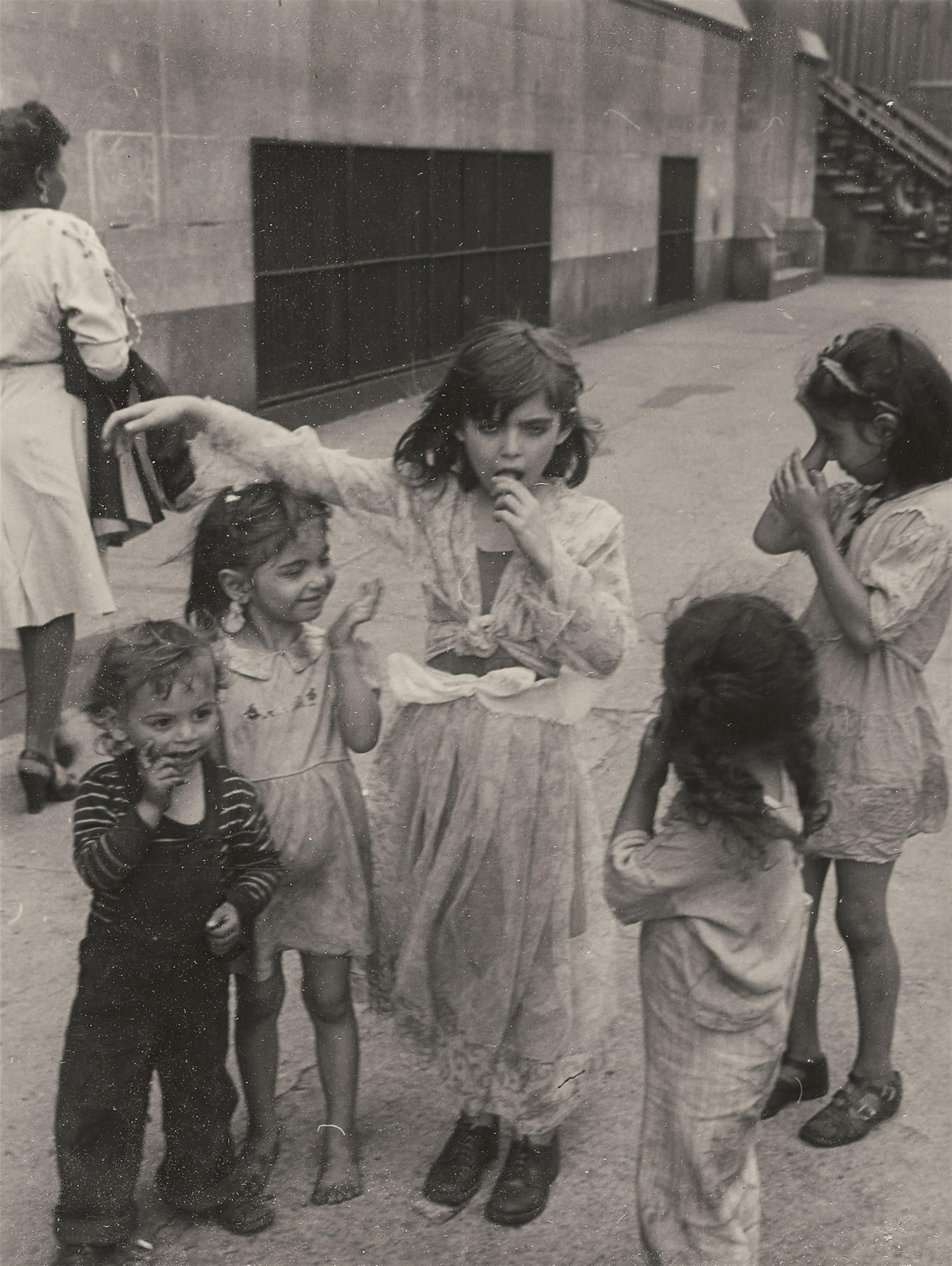 Helen Levitt - Untitled (Playing children, New York) - image-6