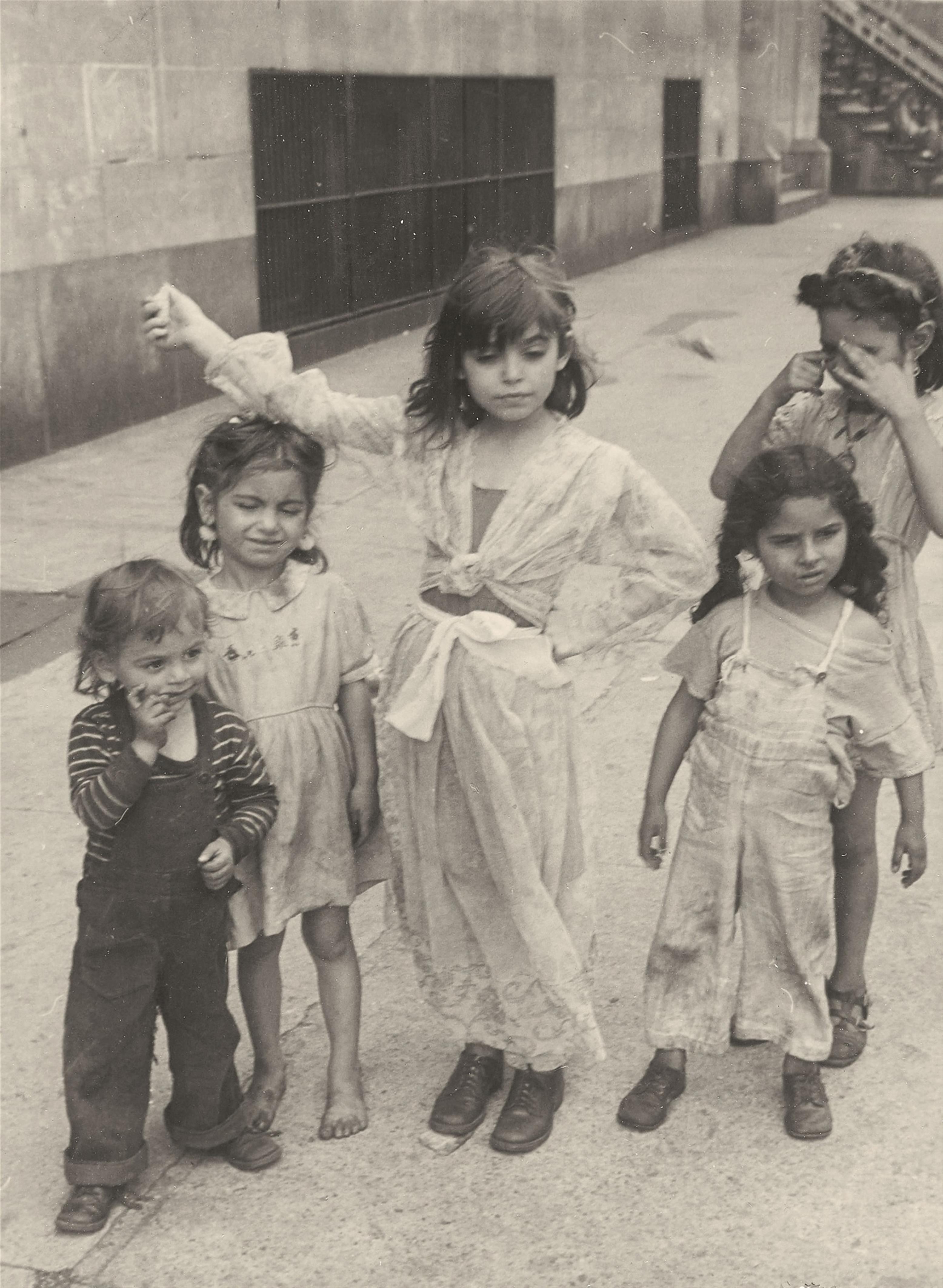 Helen Levitt - Ohne Titel (Spielende Kinder, New York) - image-7