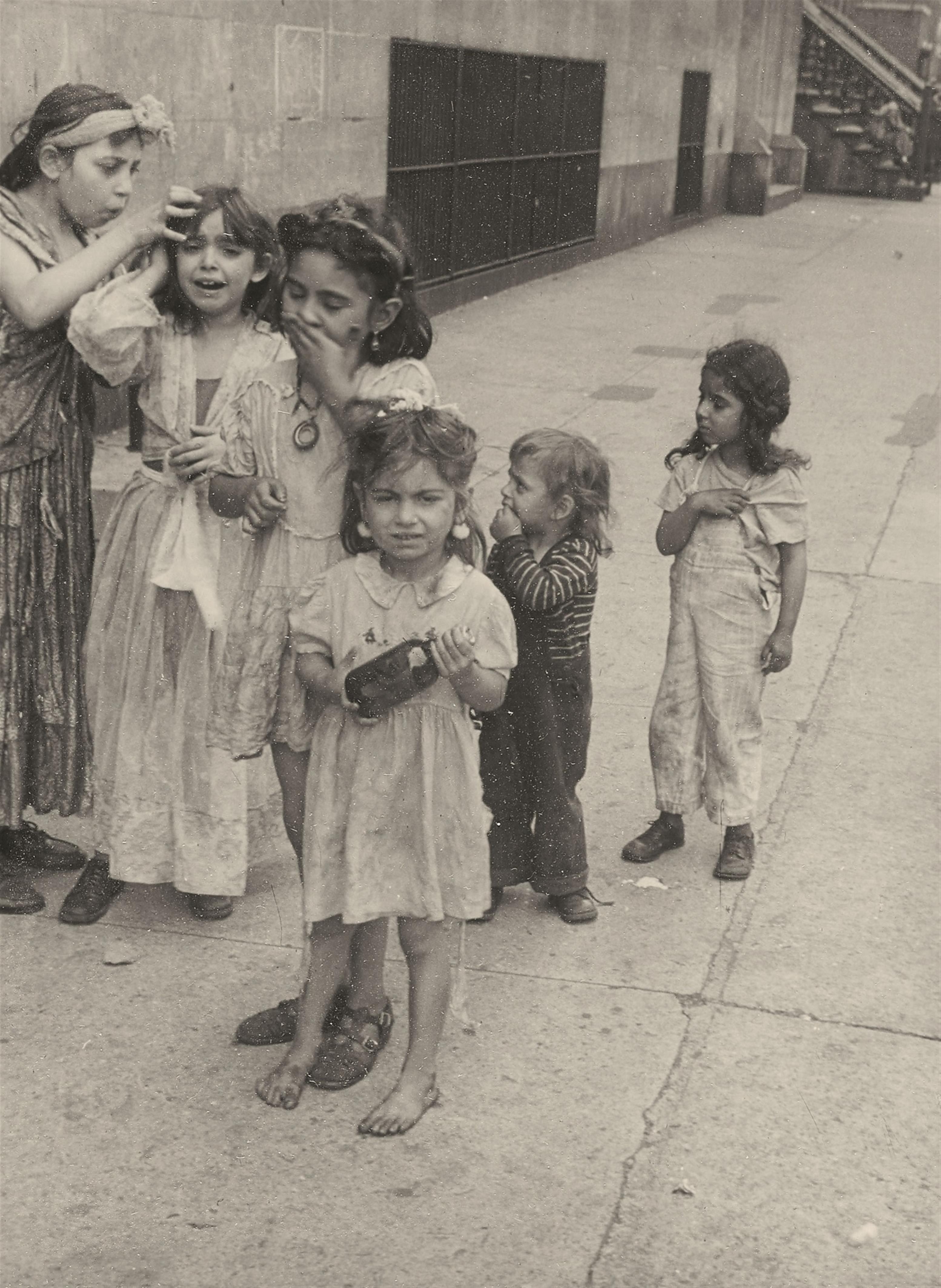 Helen Levitt - Untitled (Playing children, New York) - image-8