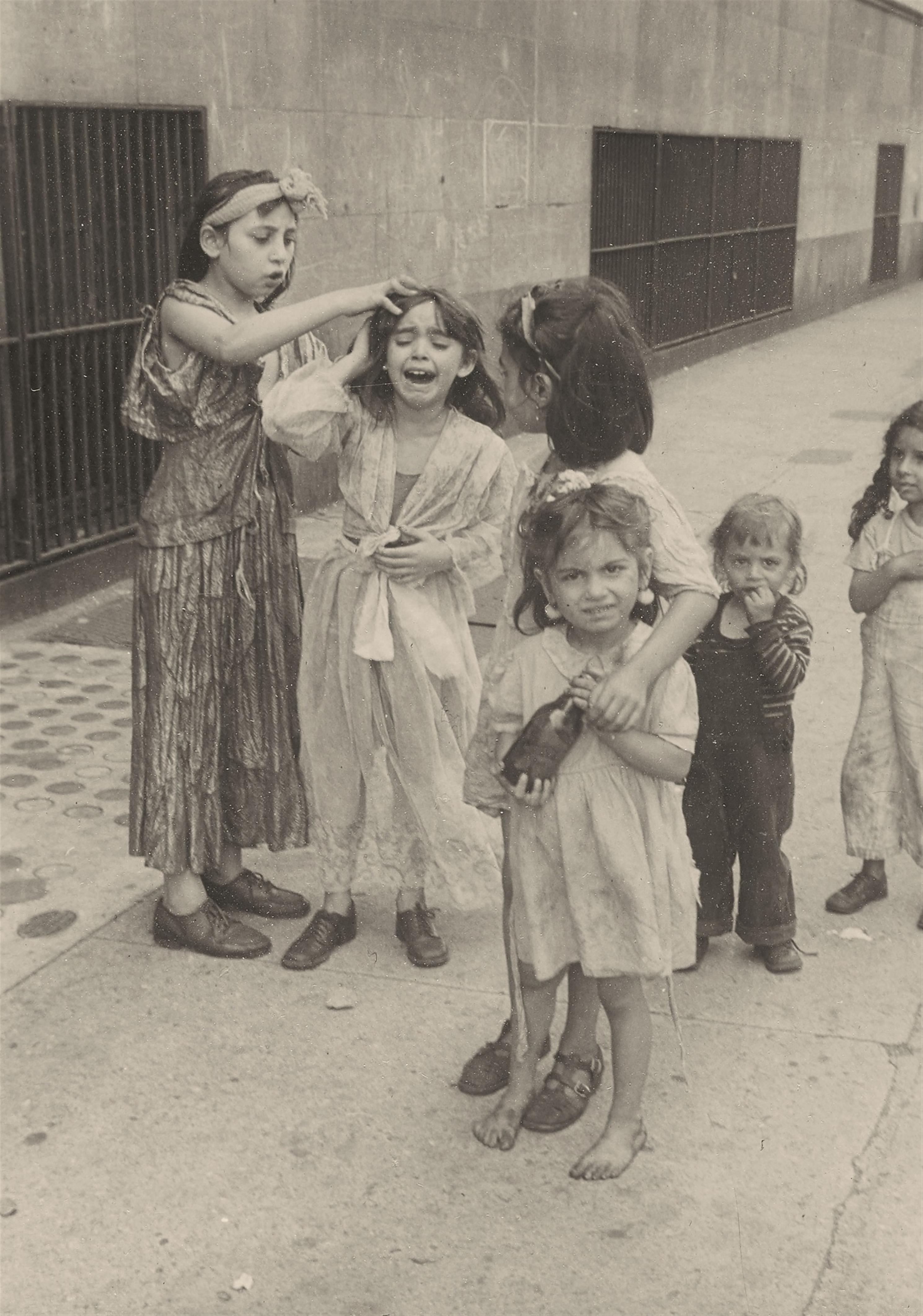 Helen Levitt - Untitled (Playing children, New York) - image-9