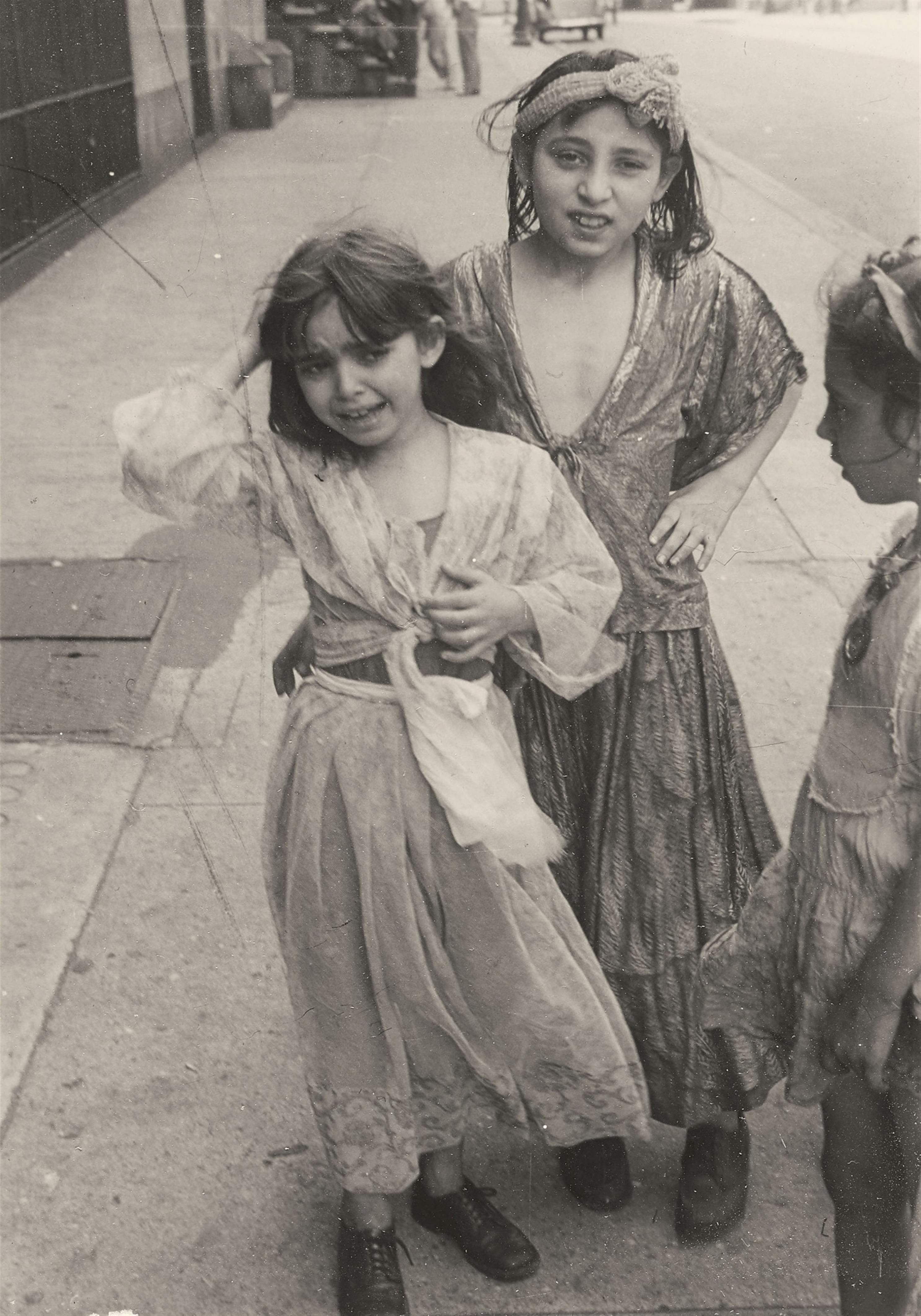 Helen Levitt - Untitled (Playing children, New York) - image-1