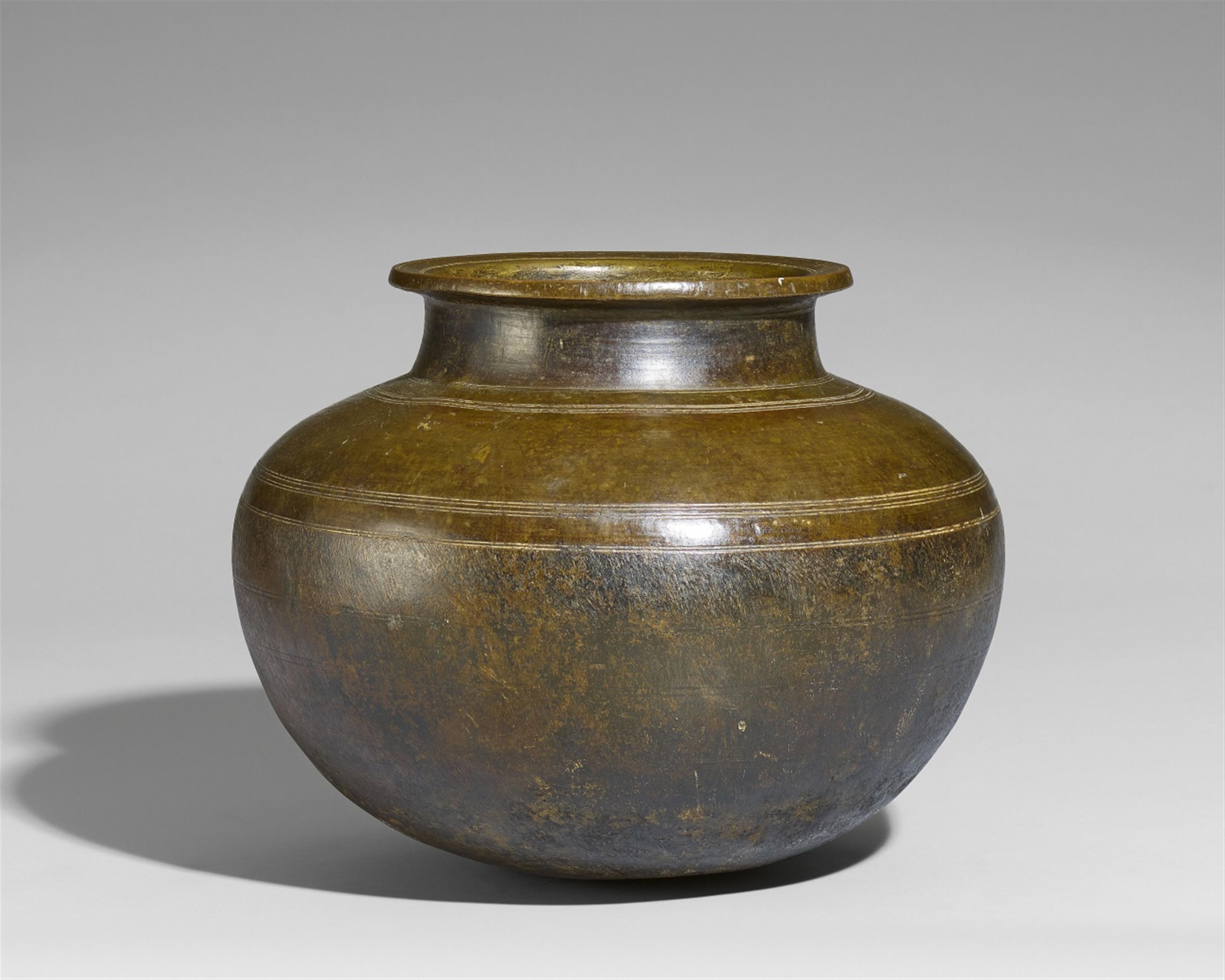 A large Kerala bronze pot. 19th/20th century - image-1