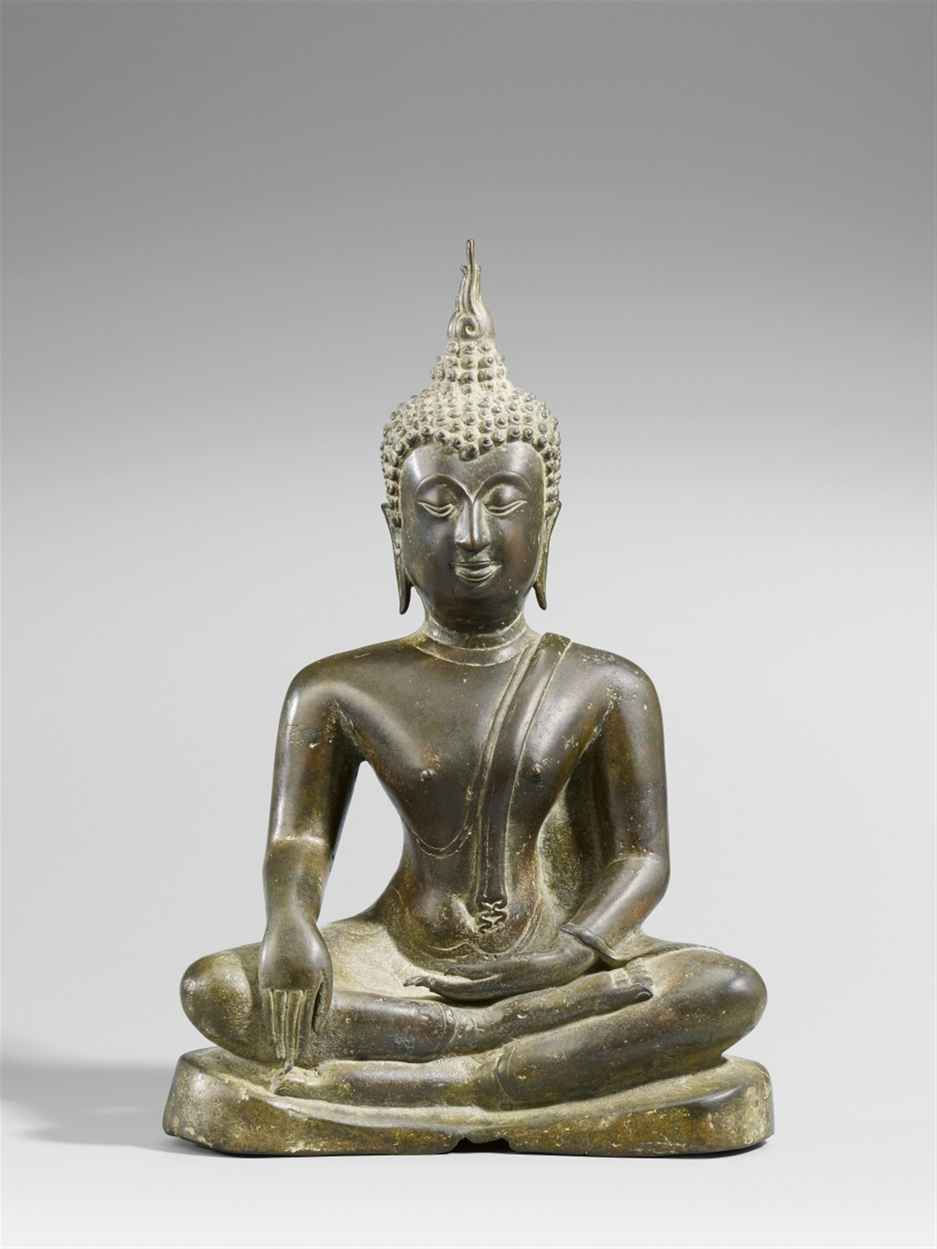 A Sukhothai-style bronze figure of Buddha Shakyamuni. 17th century or later - image-1