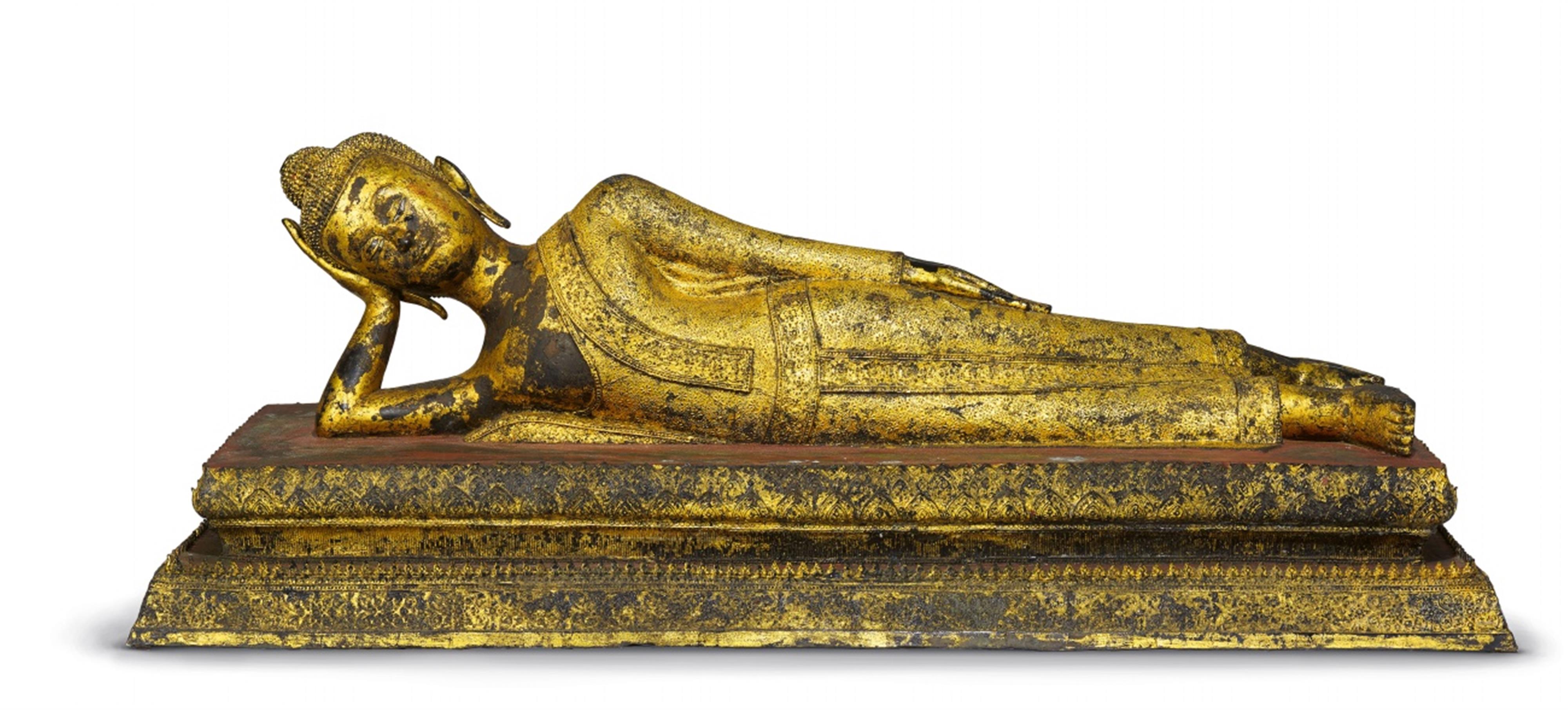 A Ratanakosin lacquered and gilded bronze figure of a reclining Buddha. Early 19th century - image-1