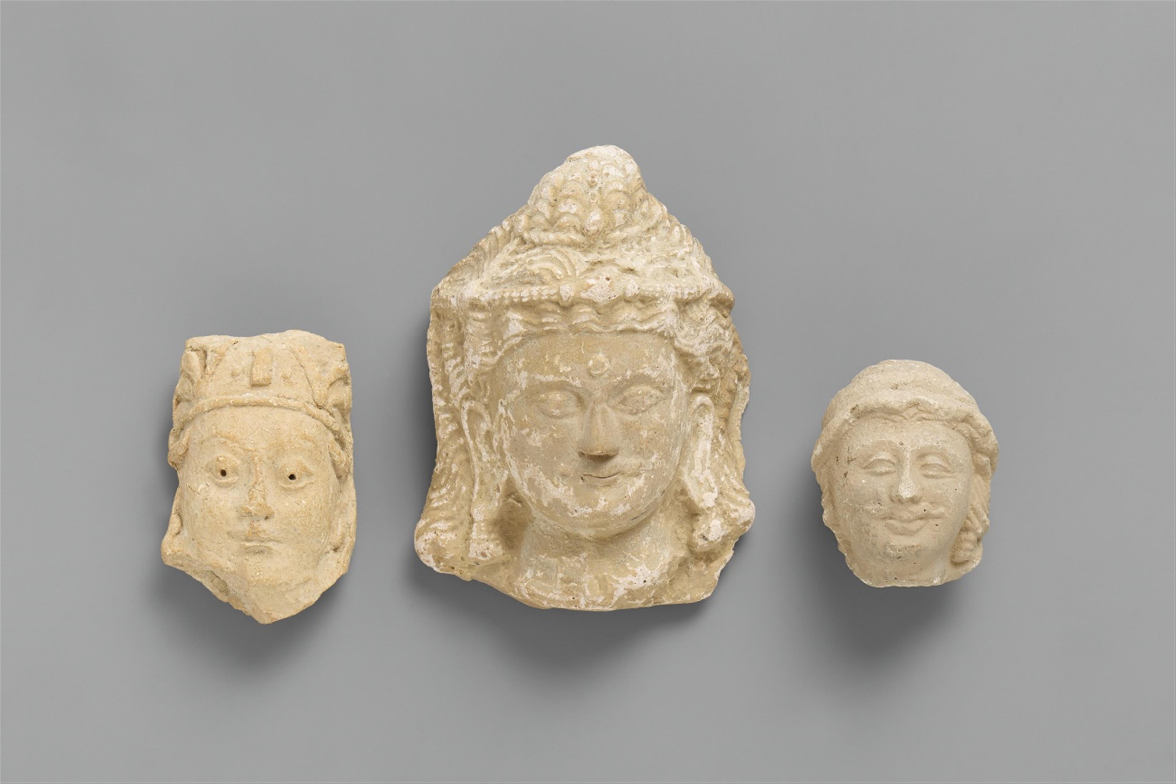 Three Gandhara/Hadda stucco heads. 3rd/4th century - image-1