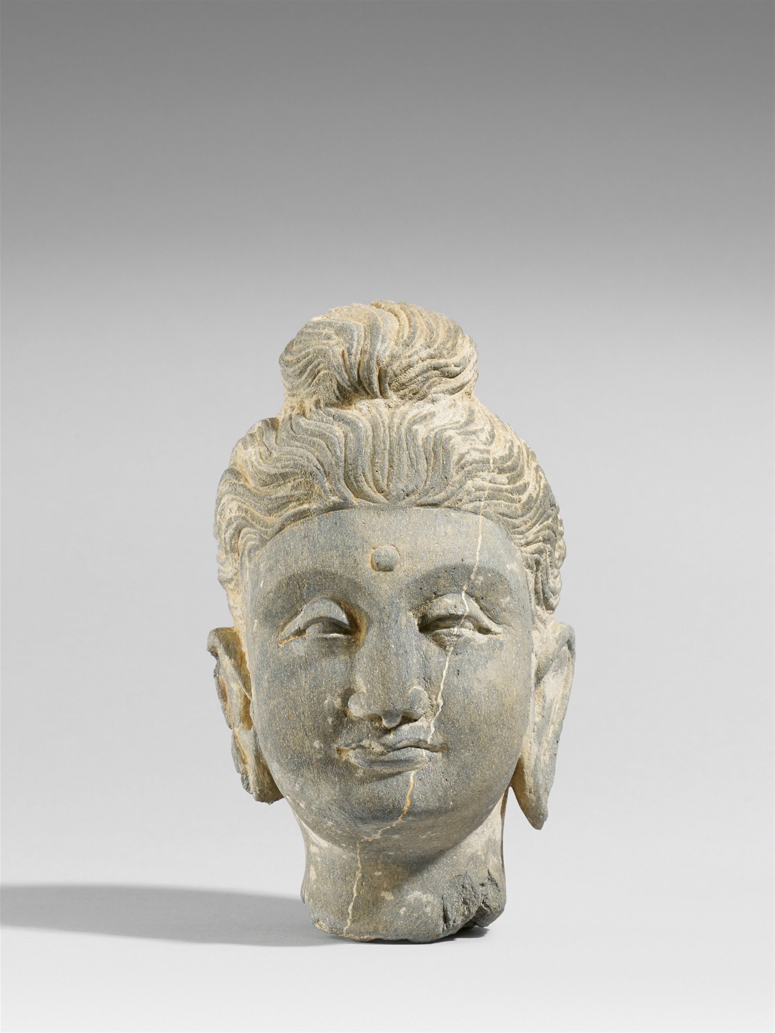 Kopf eines Buddha. Grauer Schist. Pakistan, Gandhara. 2./3. Jh. - image-1