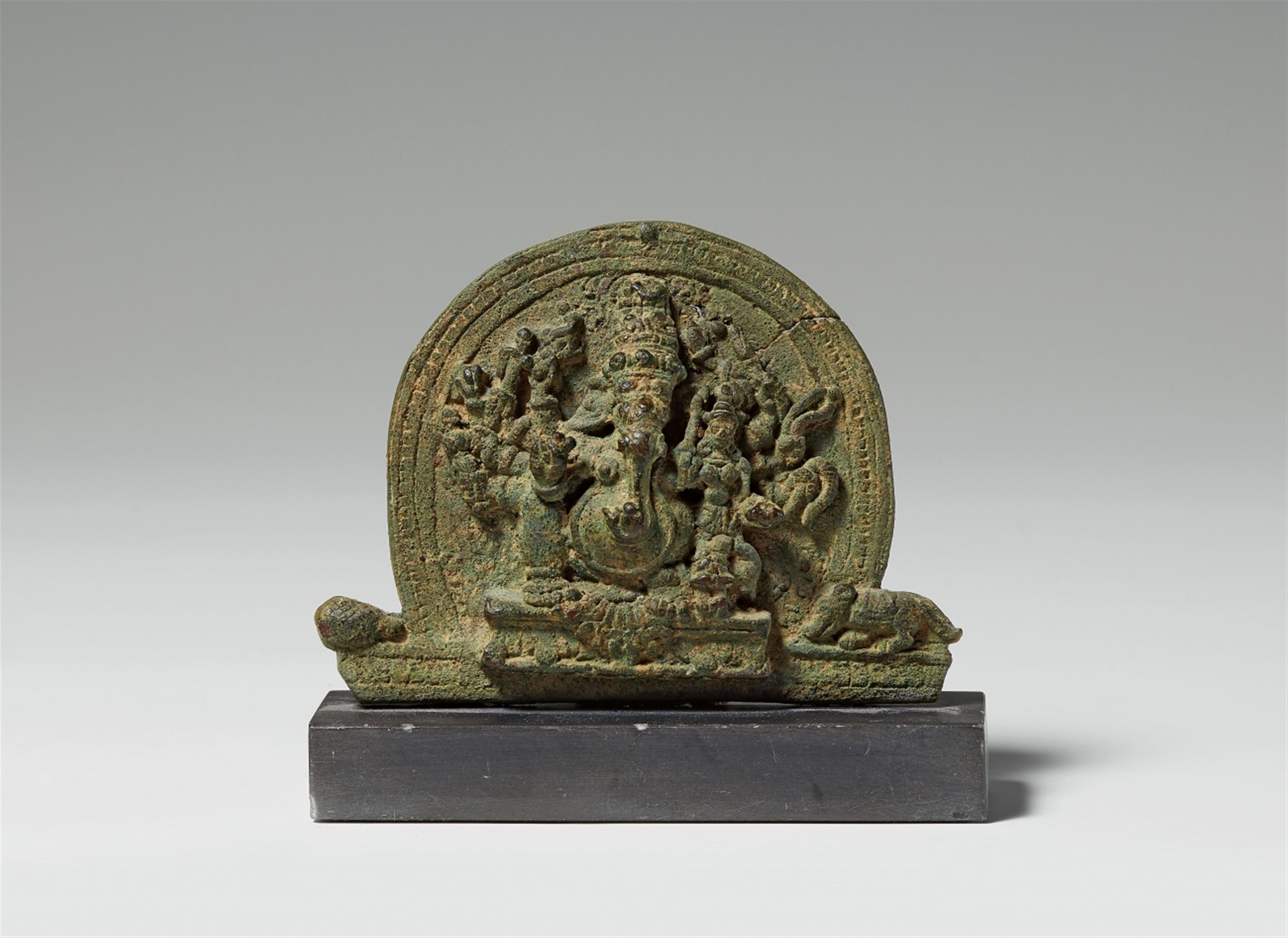 Abgerundete Plakette. Bronze. Südwest-Indien, Kerala. 15./17. Jh. - image-1