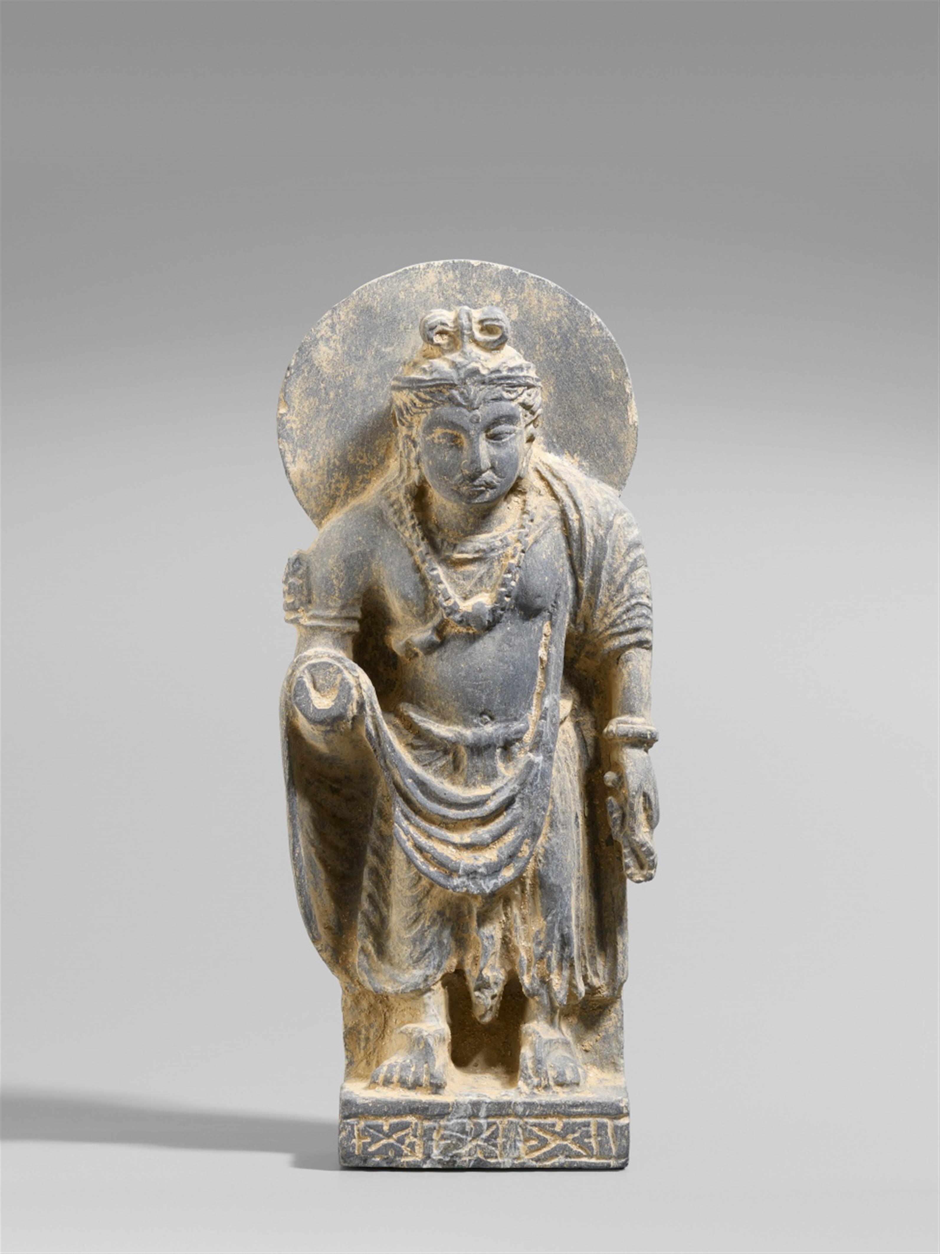 Stehender Bodhisattva. Grauer Schist. Pakistan, Gandhara. Wohl 2./3. Jh. - image-1