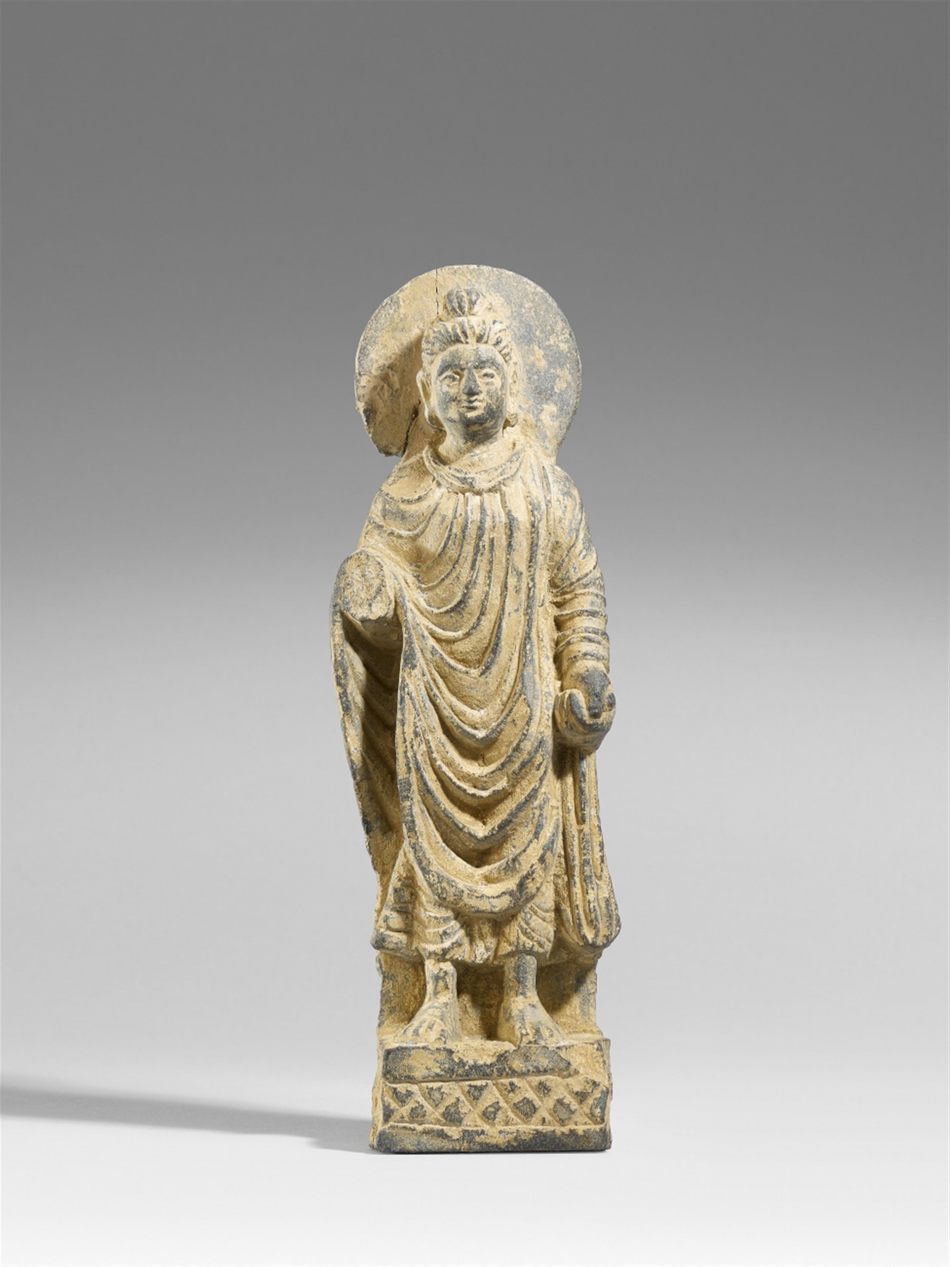 Kleiner stehender Buddha. Grauer Schist. Pakistan, Gandhara. 2./3. Jh. - image-1