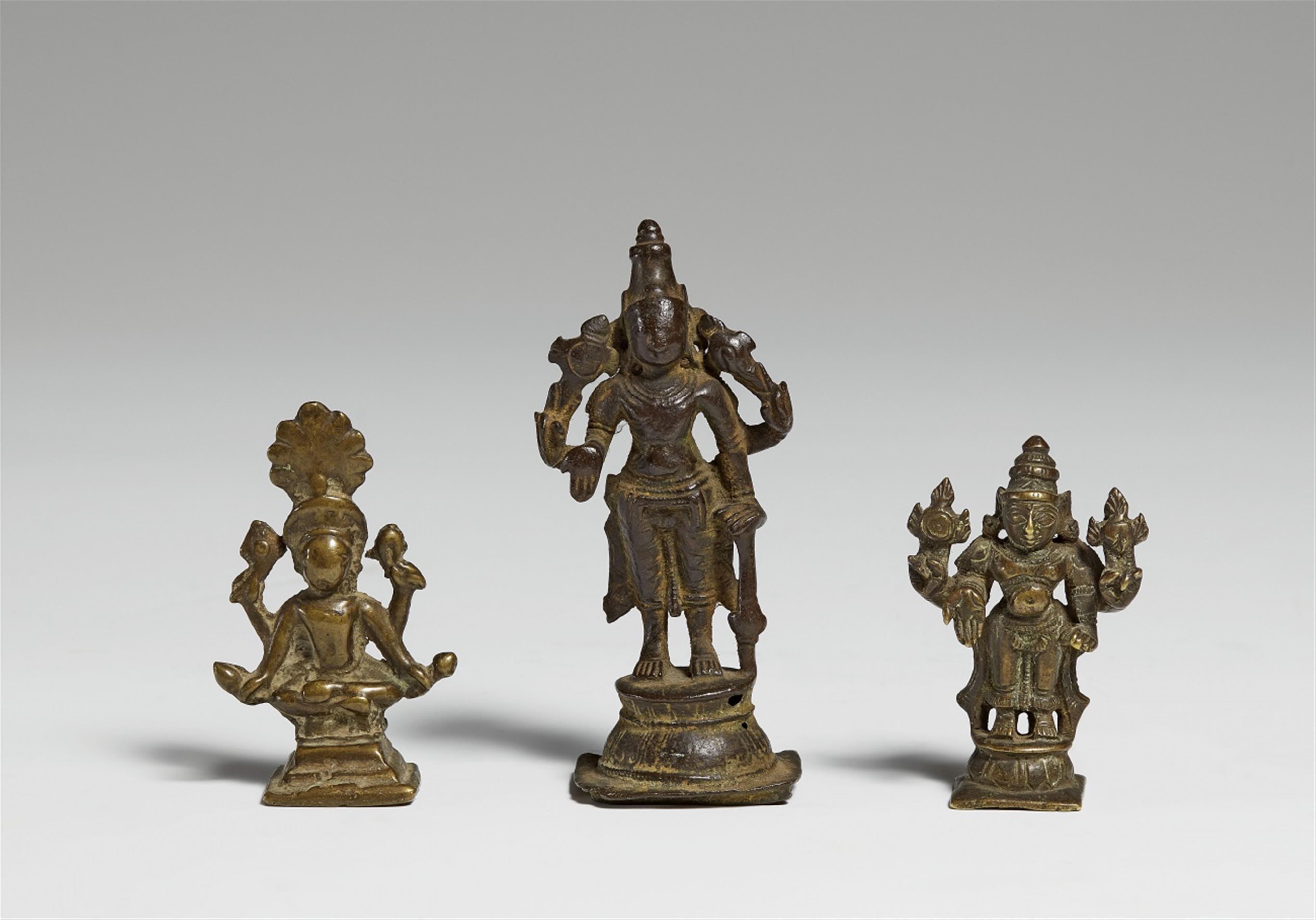 Drei kleine Figuren des vierarmigen Vishnu. Bronze. Südindien. 14./17. Jh. - image-1