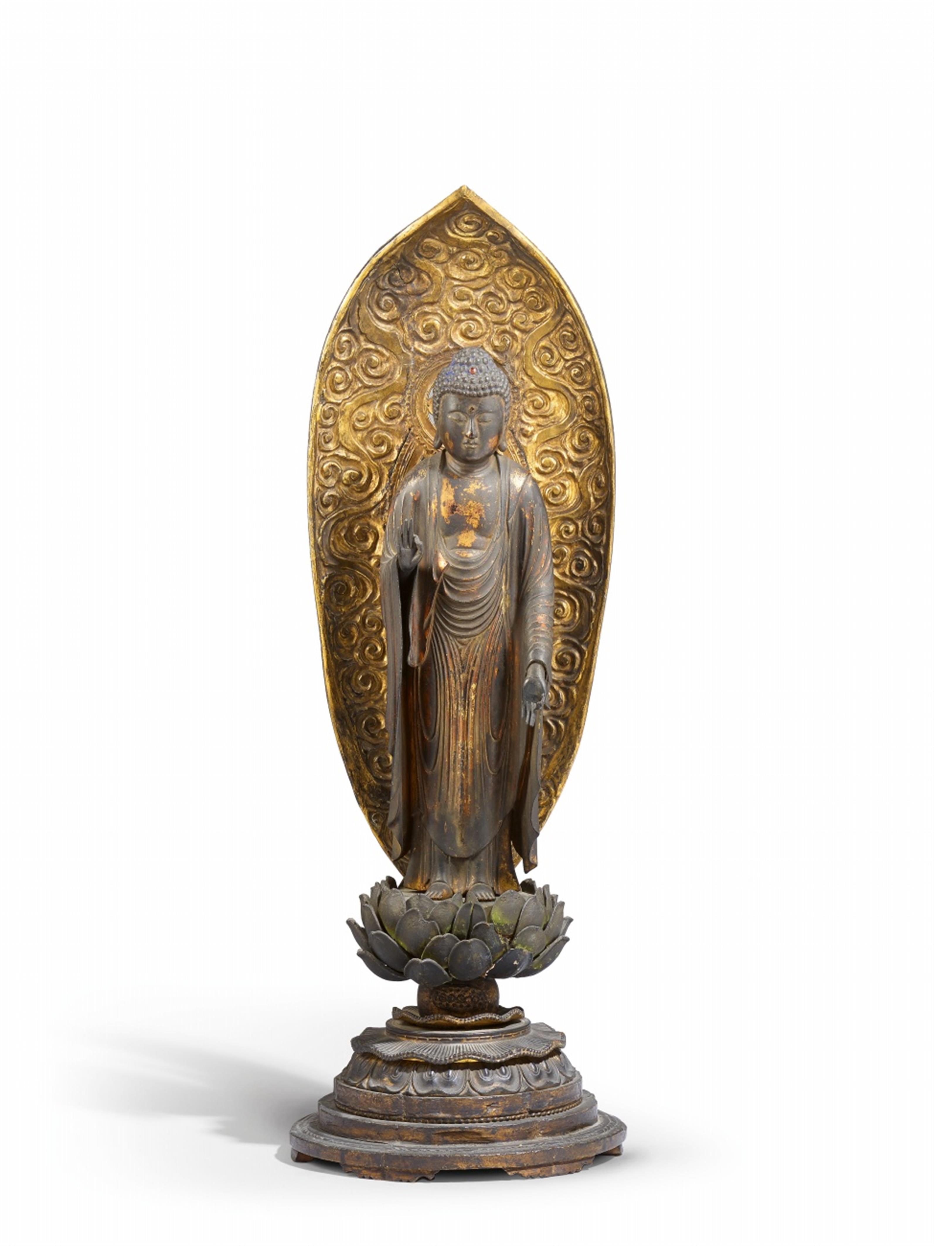 Große Figur des Buddha Amida Nyorai. Holz, über Schwarzlack vergoldet. 17./18. Jh. - image-1