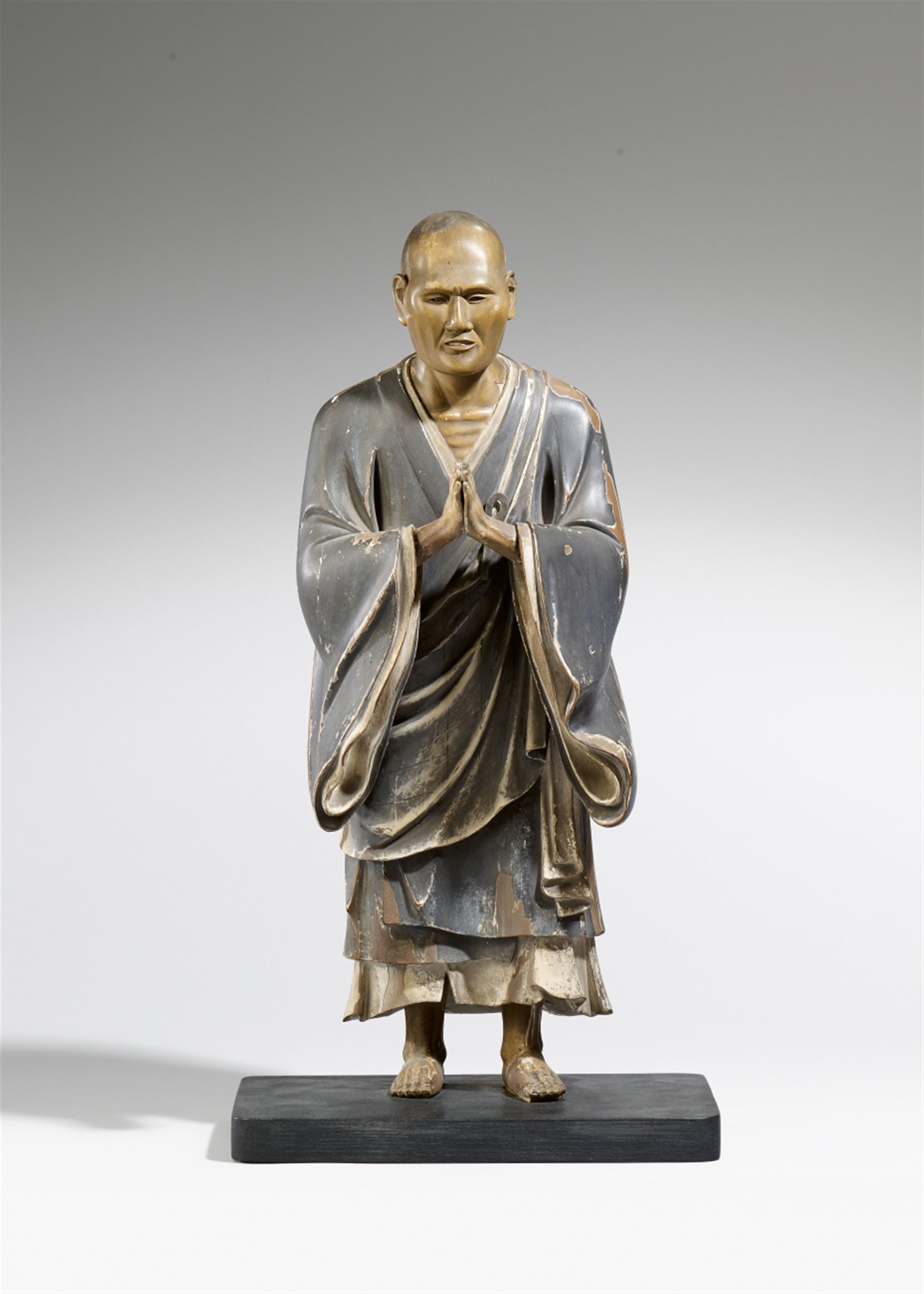 Stehender jugendlicher Zen-Mönch. Holz, farbig gefasst. 19. Jh. - image-1