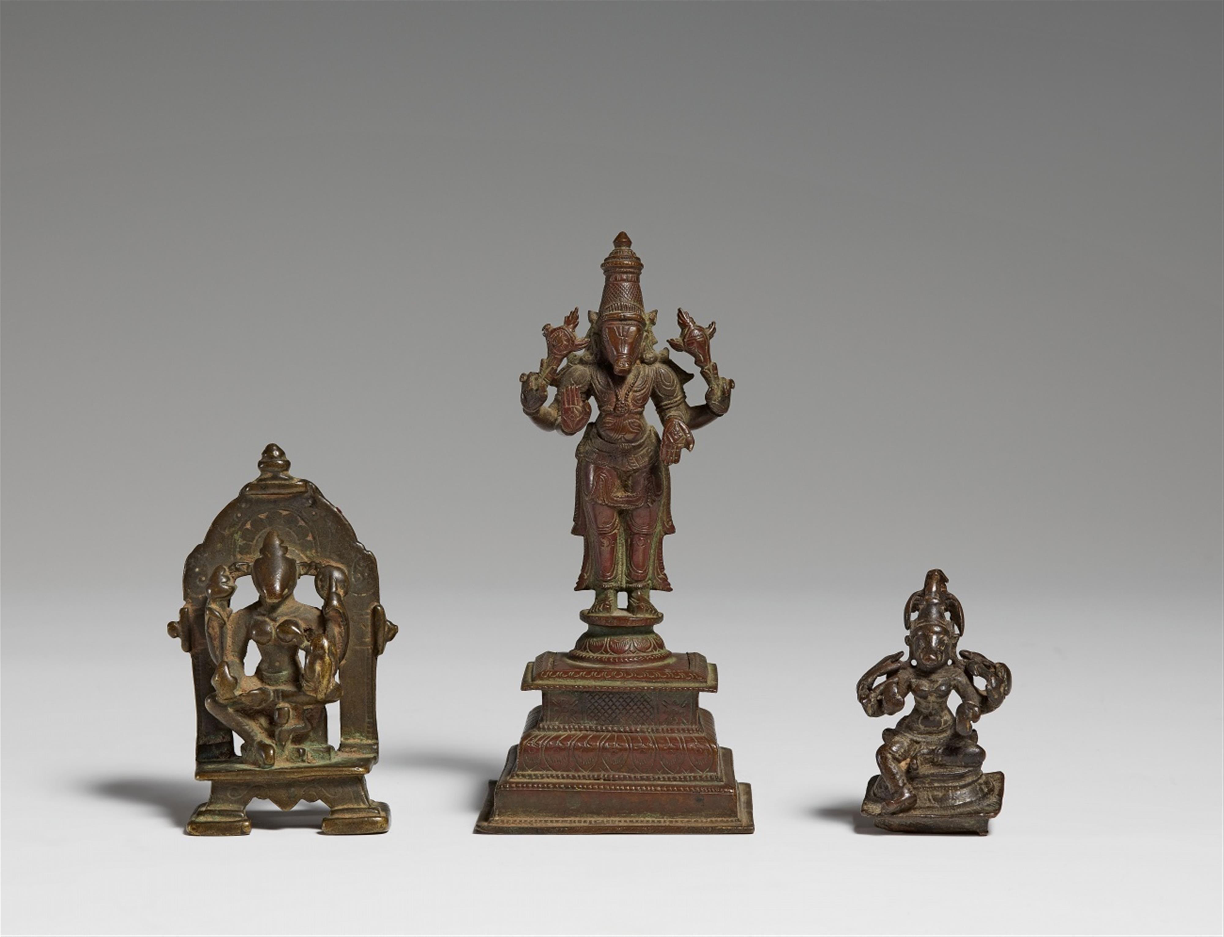 Drei Figuren des Vishnu in seiner Inkarnation als Eber. Bronze. Südindien. 17./20. Jh. - image-1