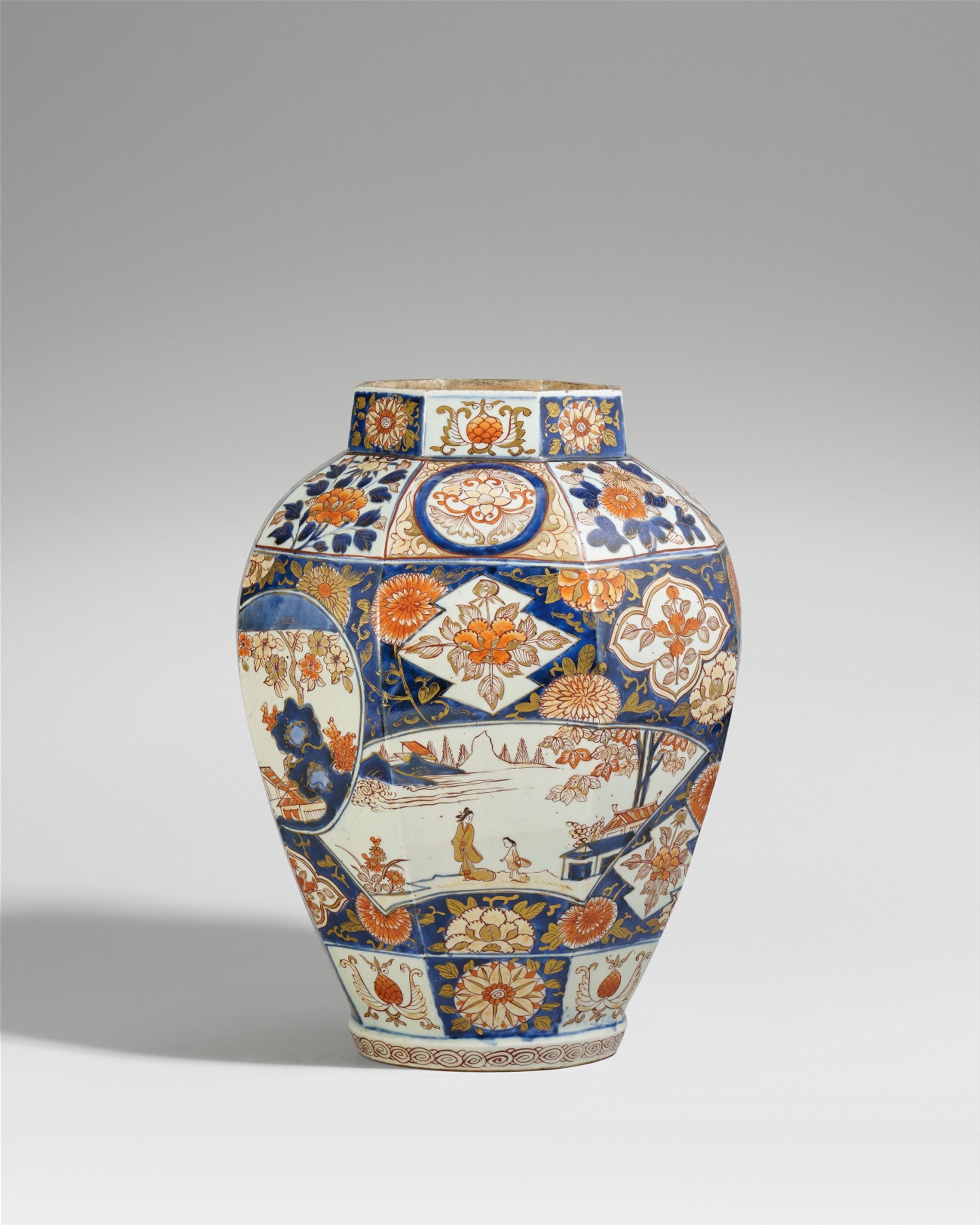 An octagonal Imari jar. Arita. 18th century - image-1