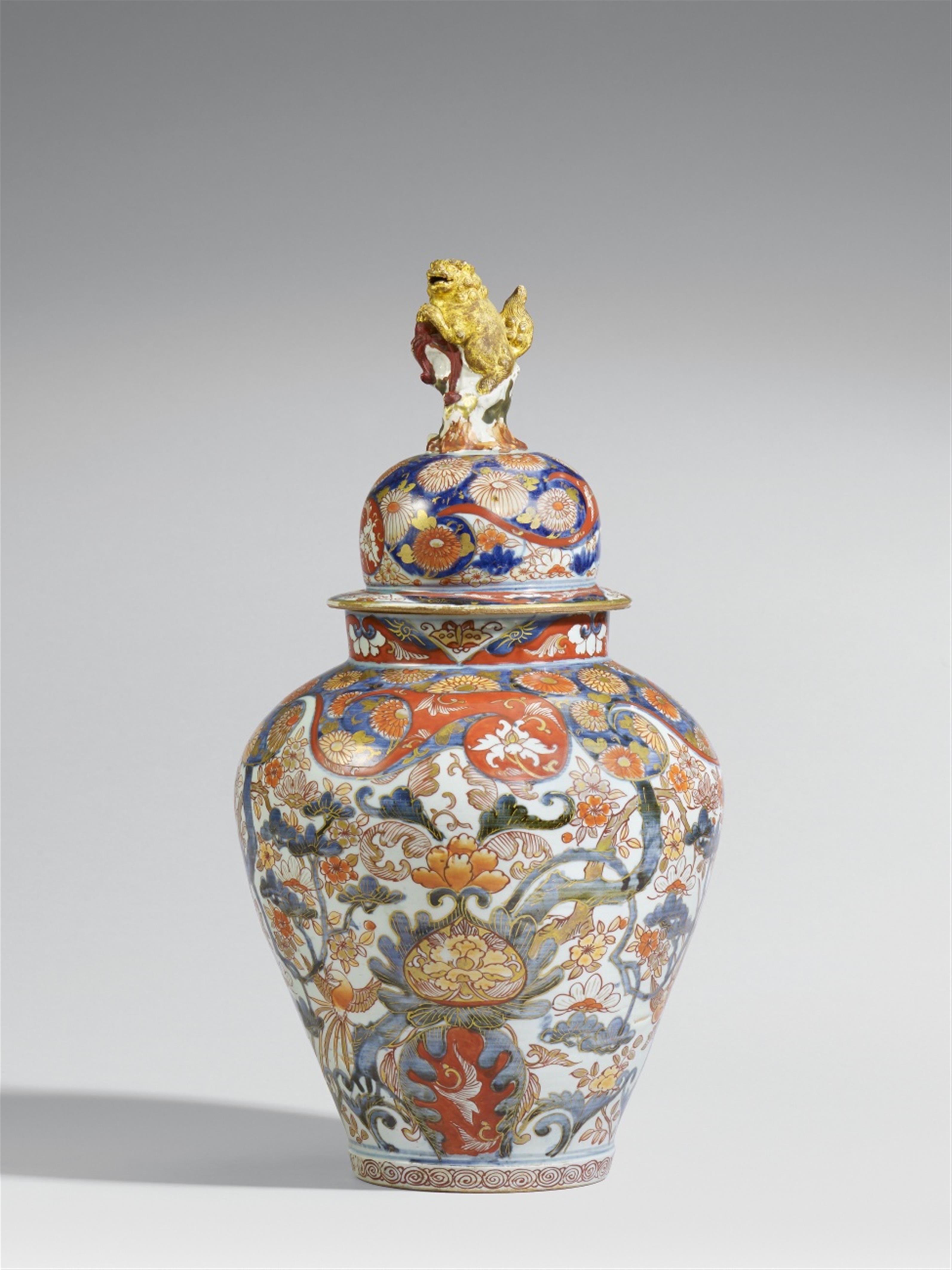 An Imari baluster-shaped lidded vase. Arita. 18th/early 19th century - image-1