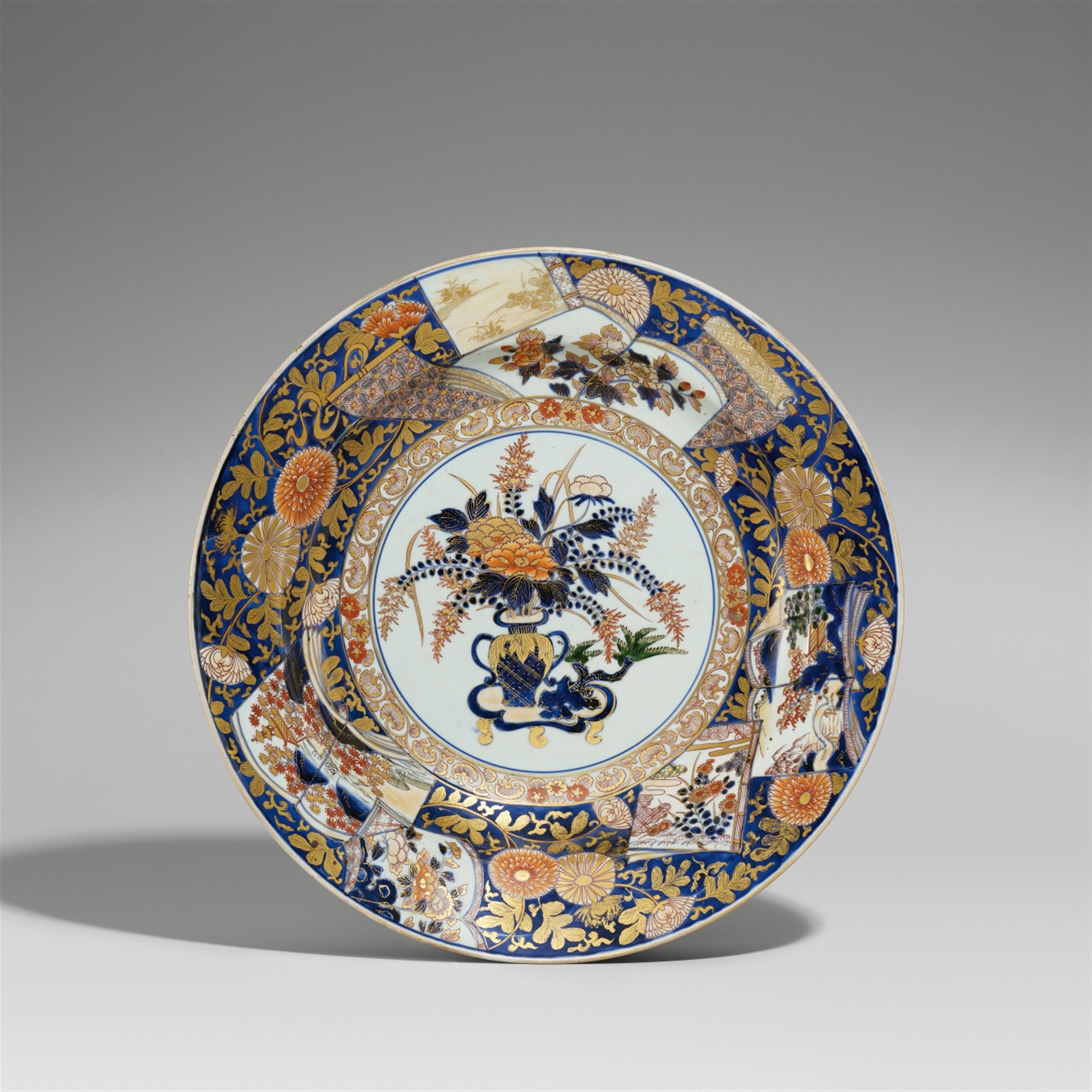 A large Imari plate. 18th century - image-1