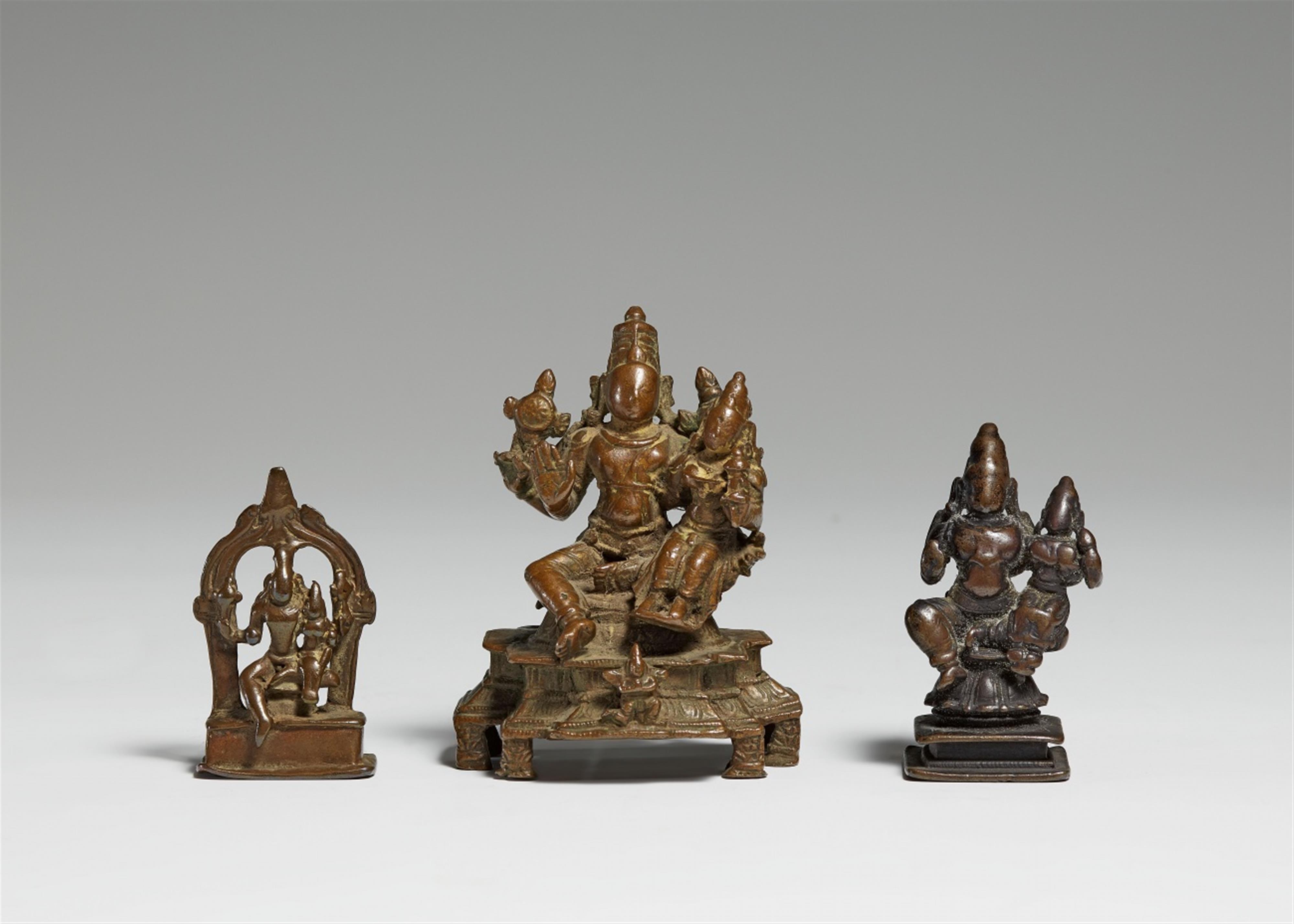 Drei Figuren des Lakshmi Narayana. Bronze. Südindien. 17./19. Jh. - image-1