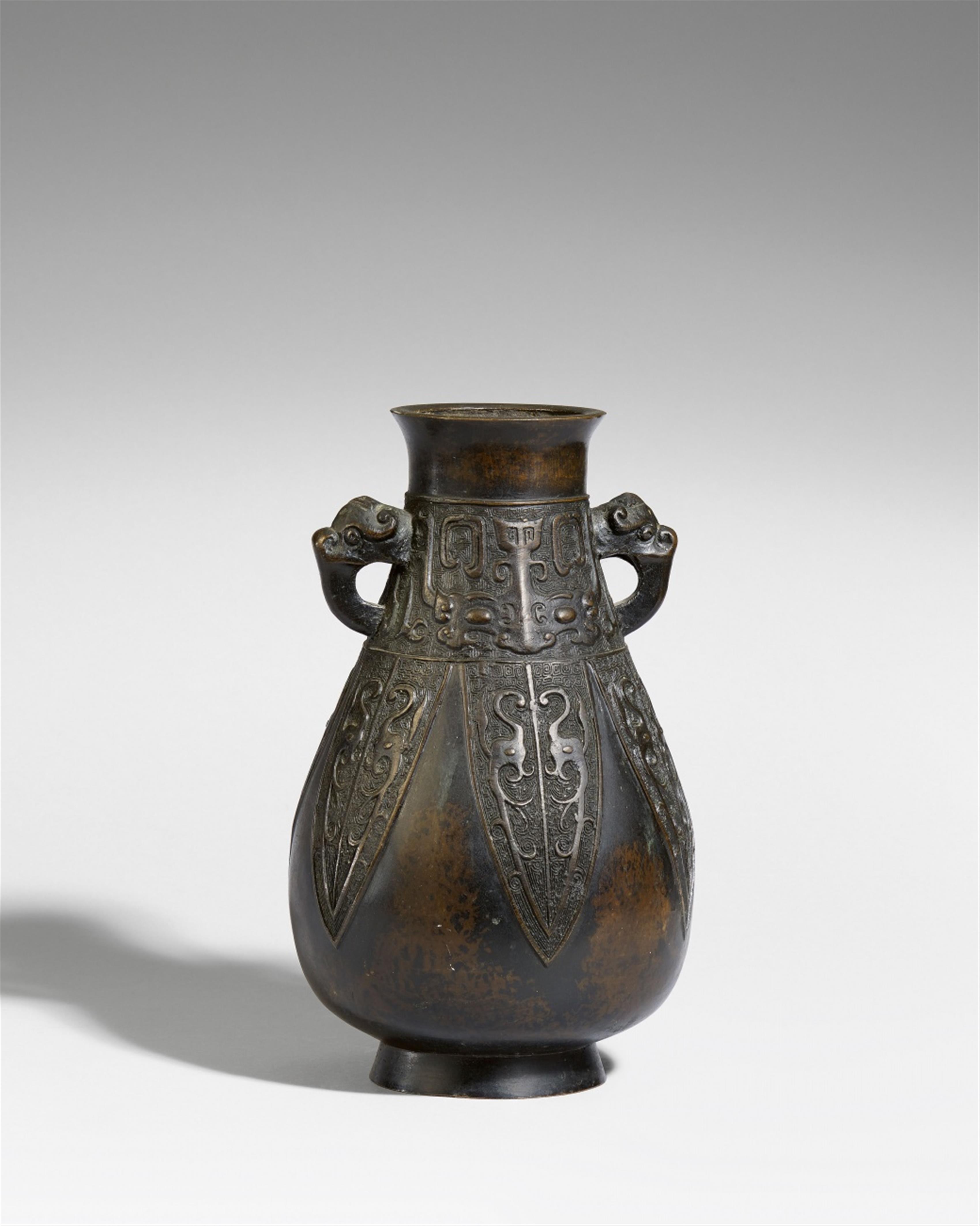 A pear-shaped bronze vase. 19th century - image-1