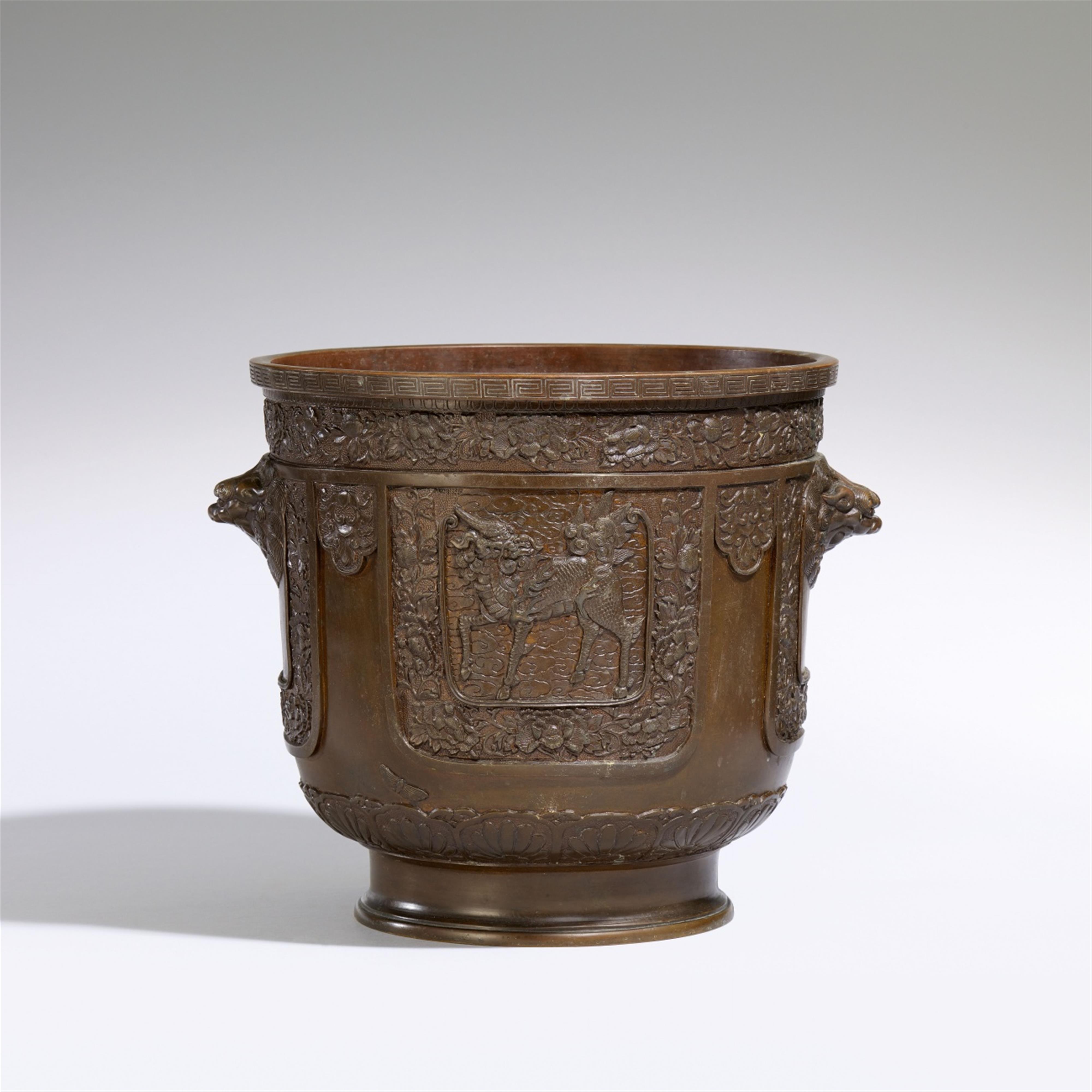 A bronze cache-pot. Late 19th century - image-1