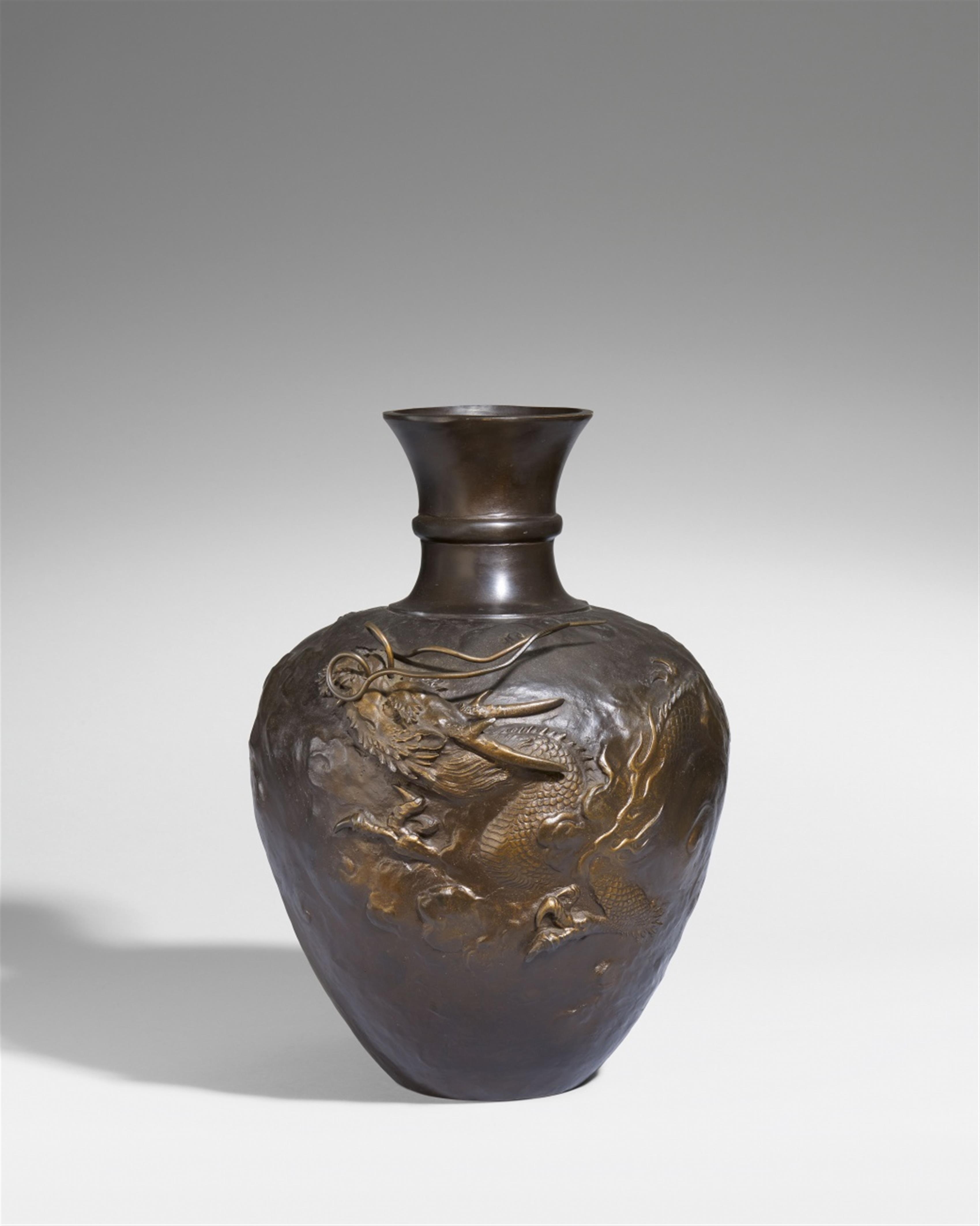 A large and heavy bronze vase. Late 19th century - image-1