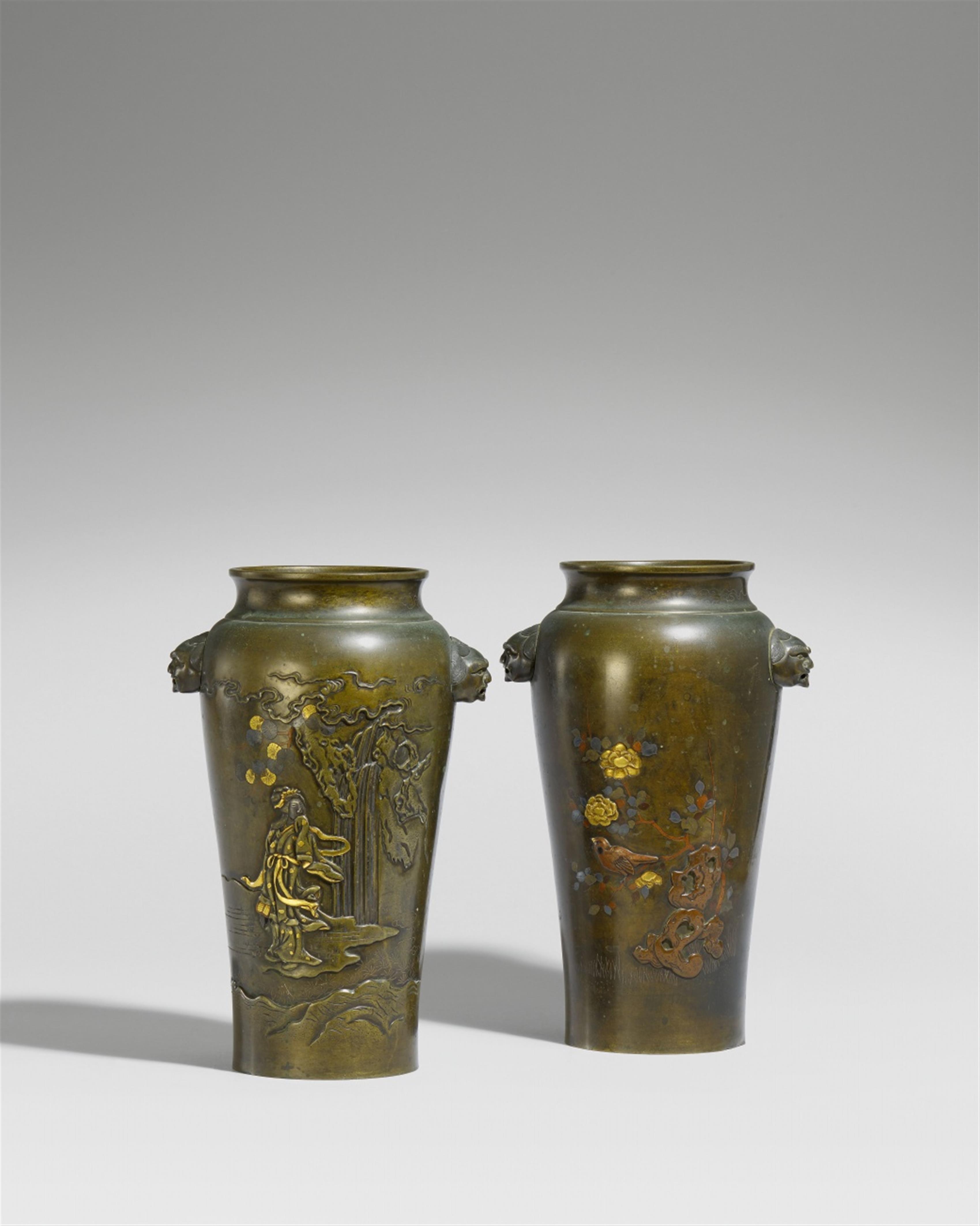 A pair of bronze vases. Late 19th century - image-1