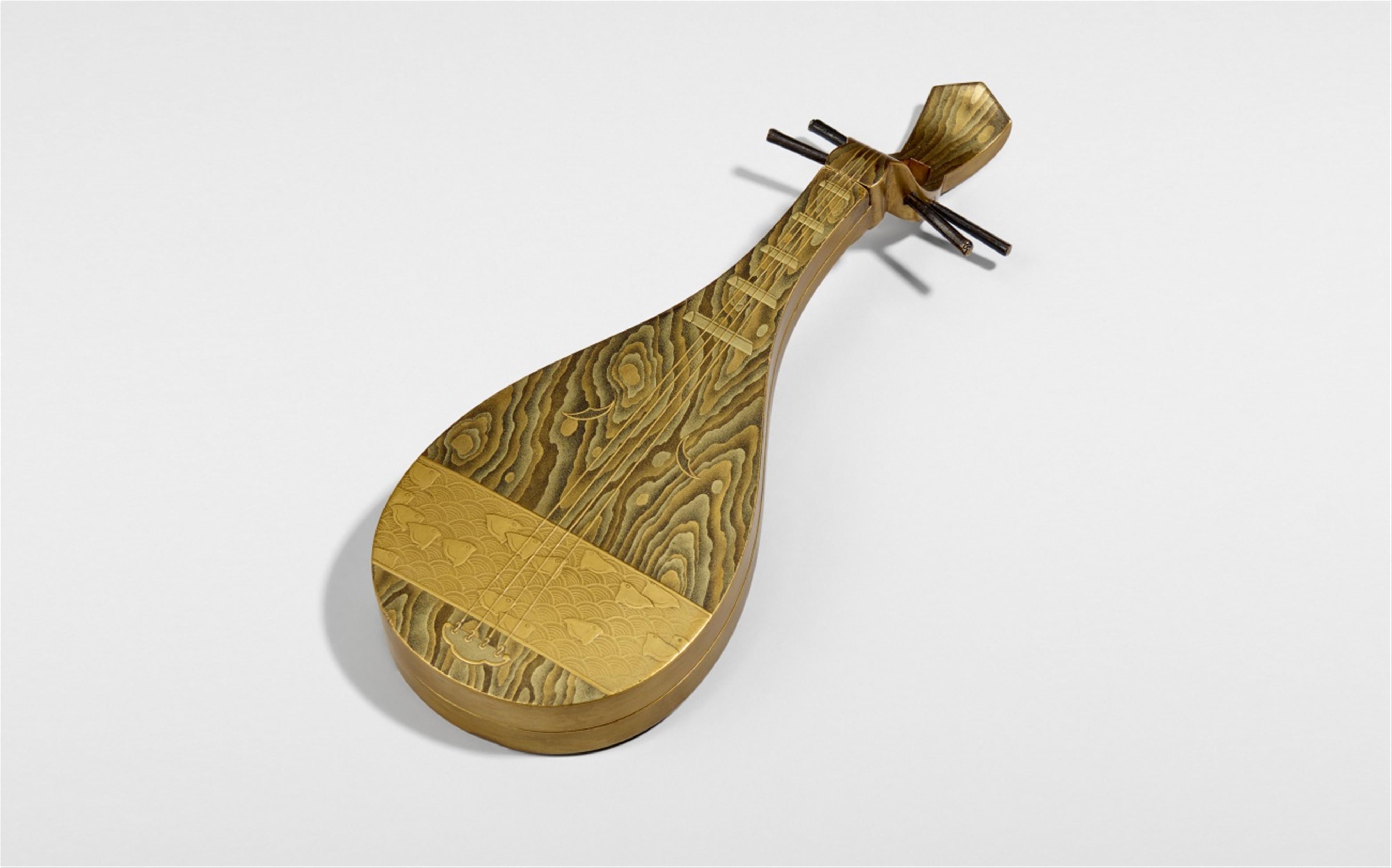 A maki-e box in shape of a biwa. 18th/19th century - image-1