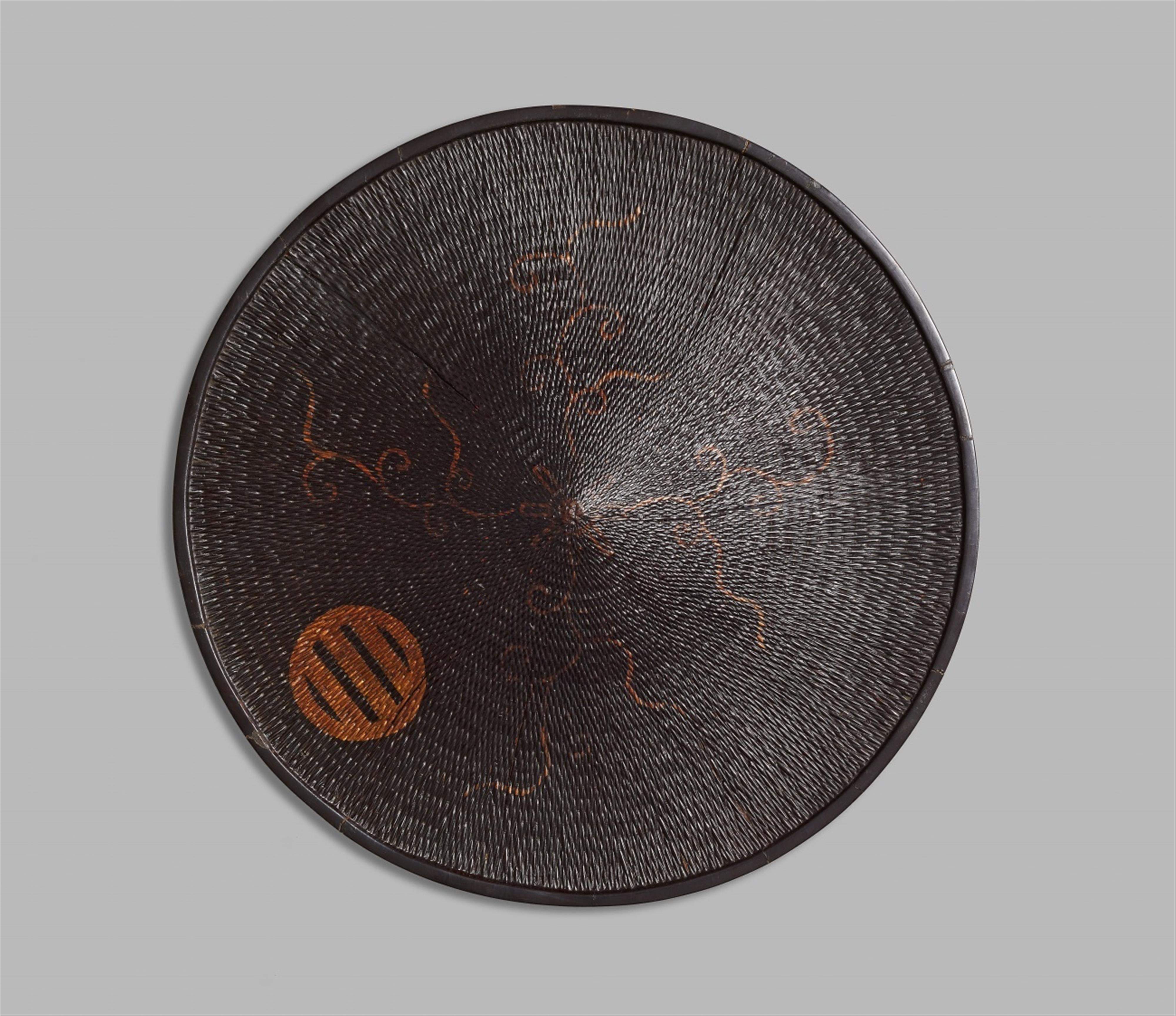 An ajiro ichimonji jingasa of woven fibres, lacquered black. 18th/19th century - image-1