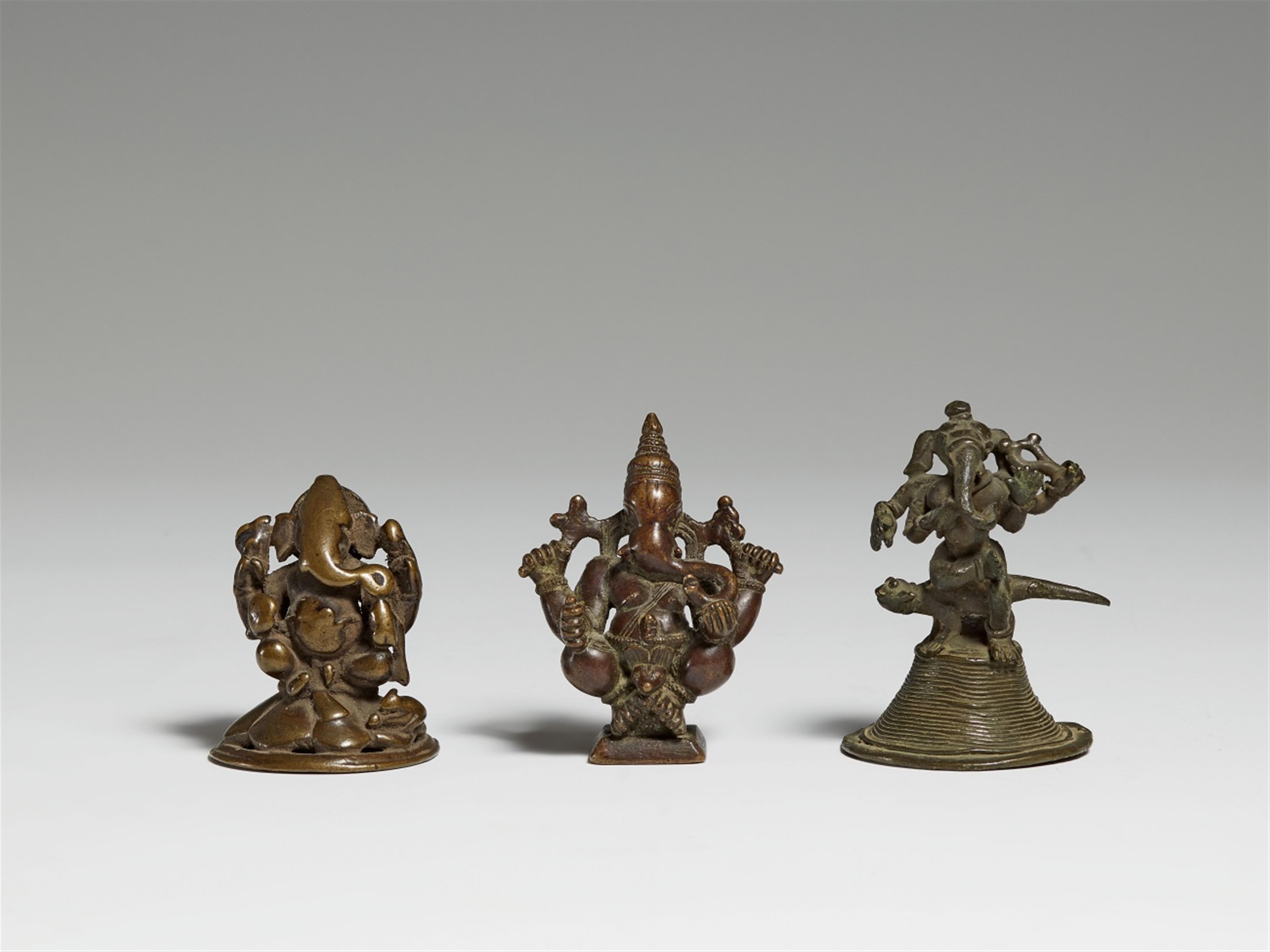 Drei Figuren des vierarmigen Ganesha. Bronze. Zentralindien. 18./19. Jh. - image-1