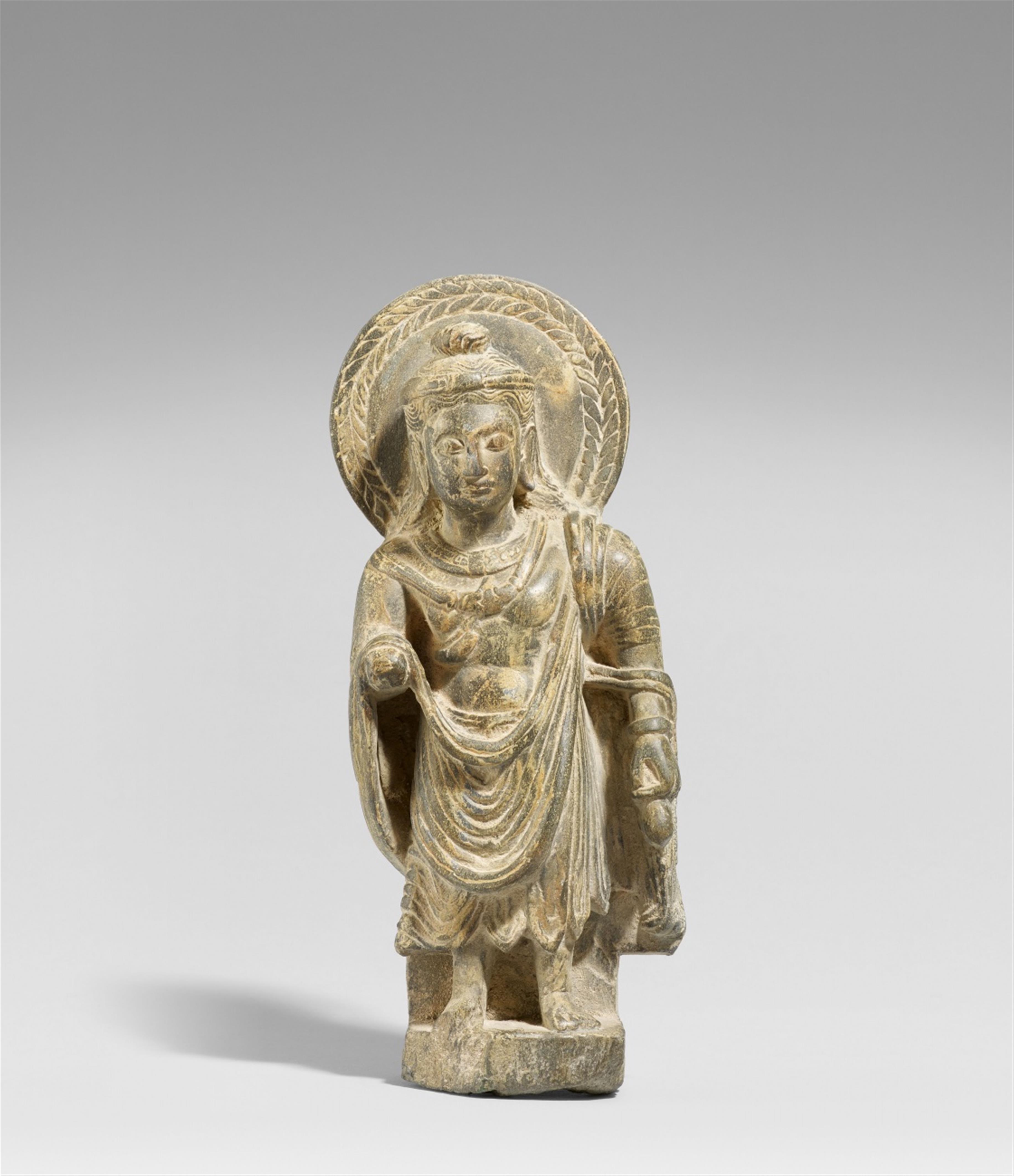 Stehender Bodhisattva Maitreya. Grauer Stein. Pakistan, Gandhara. 2./3. Jh. - image-1