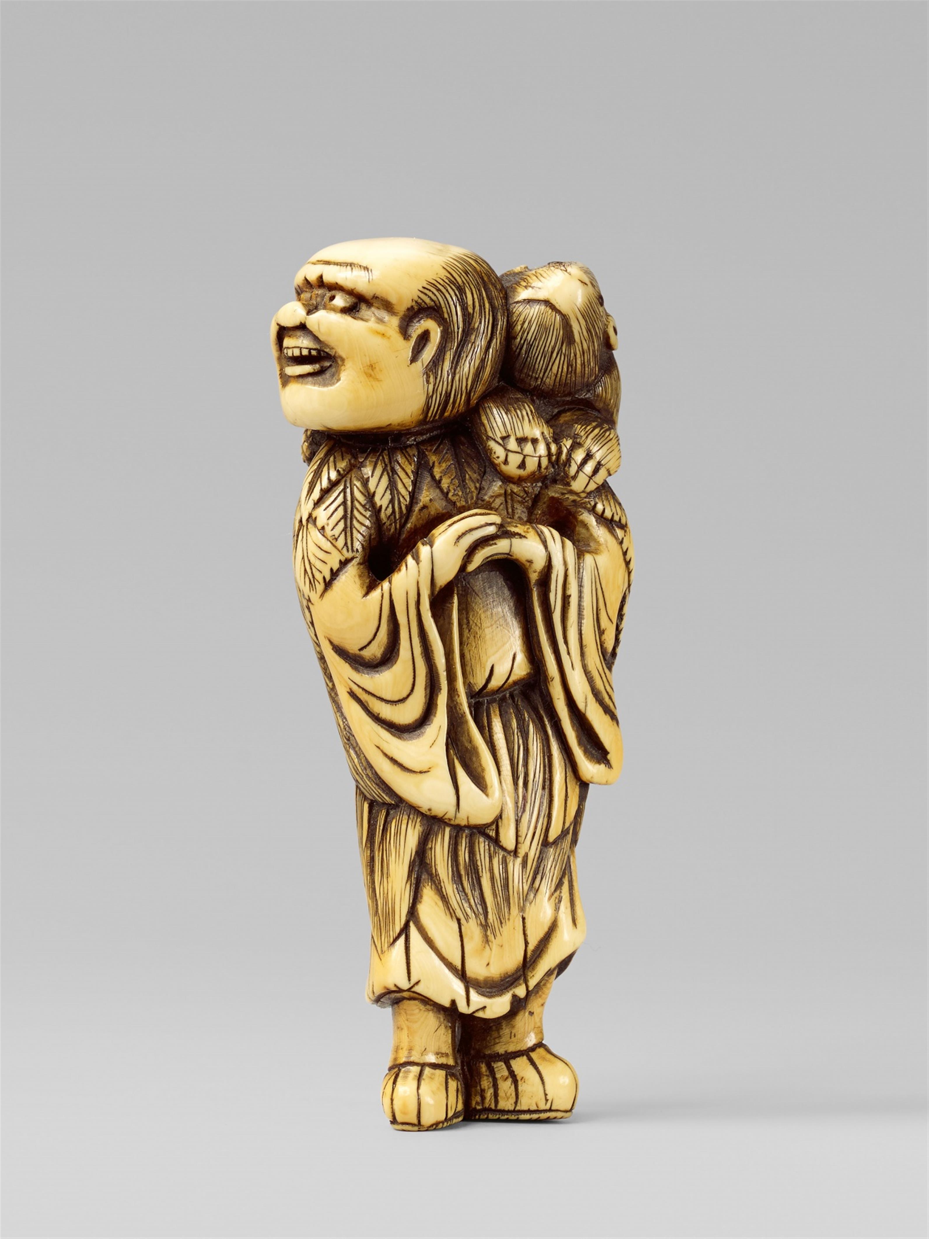 A fine and rare ivory netsuke of a laughing sennin with a porcupine. Late 18th century - image-3