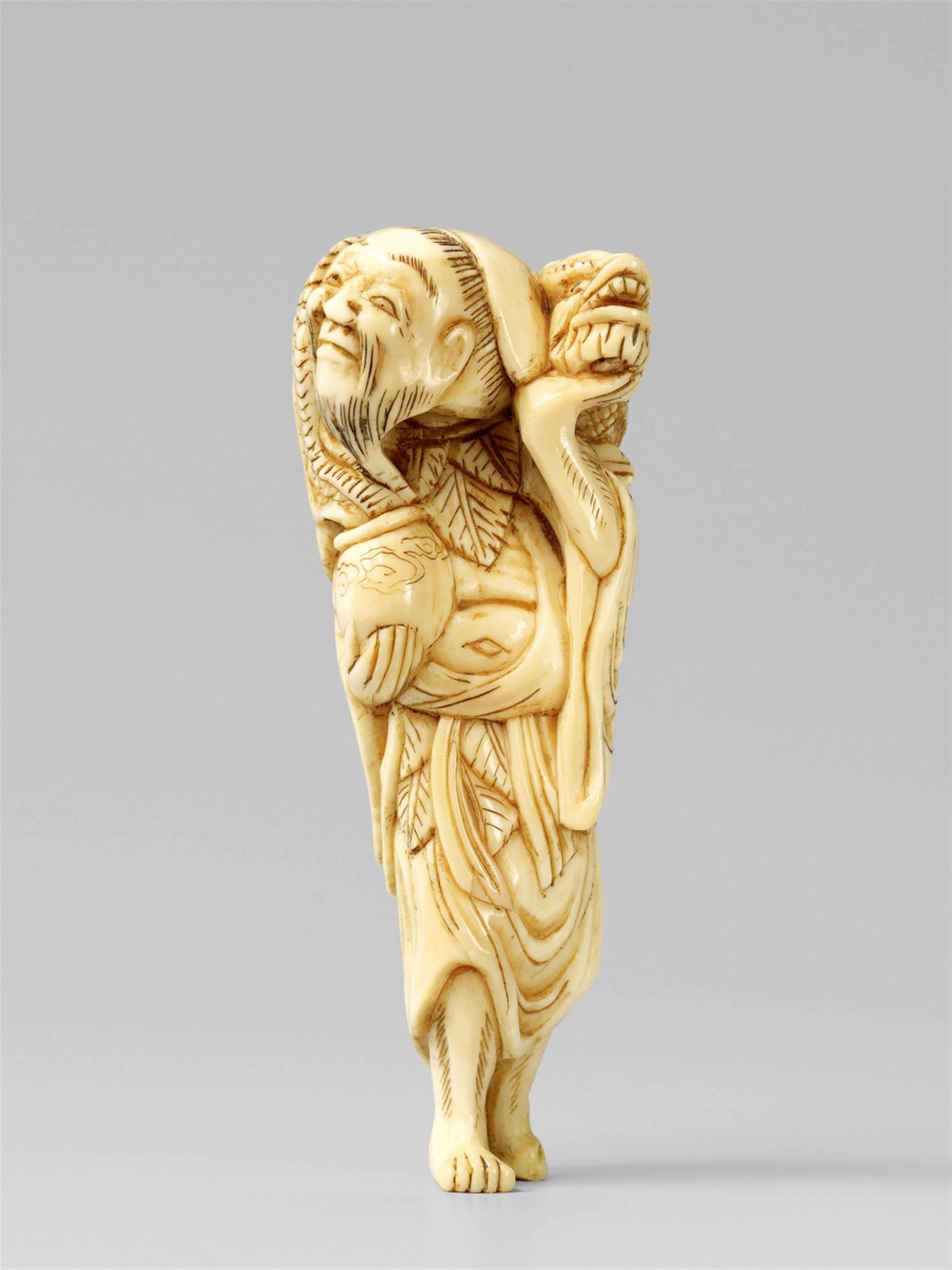 An ivory netsuke of a bearded Chinnan Sennin. 19th century - image-1