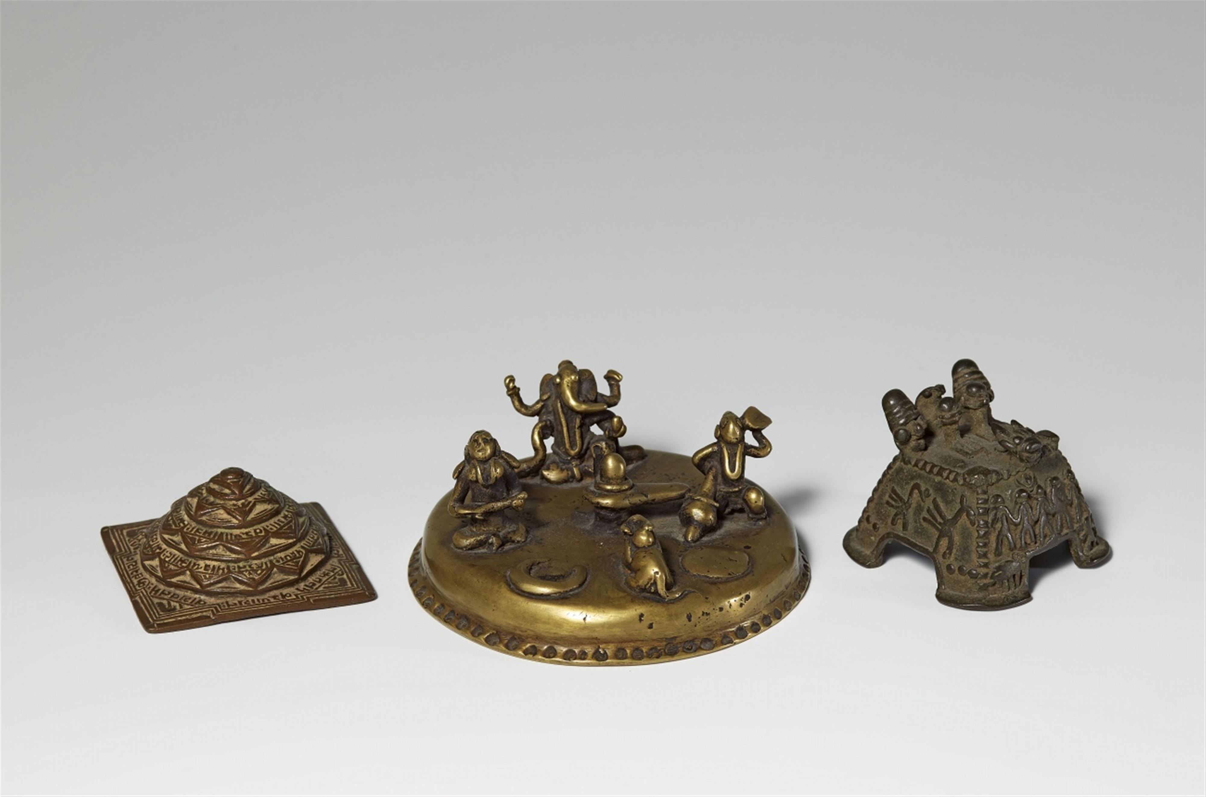 Drei Objekte. Gelbguss/Bronze. Zentralindien, wohl Maharashtra. 19./20. Jh. - image-1