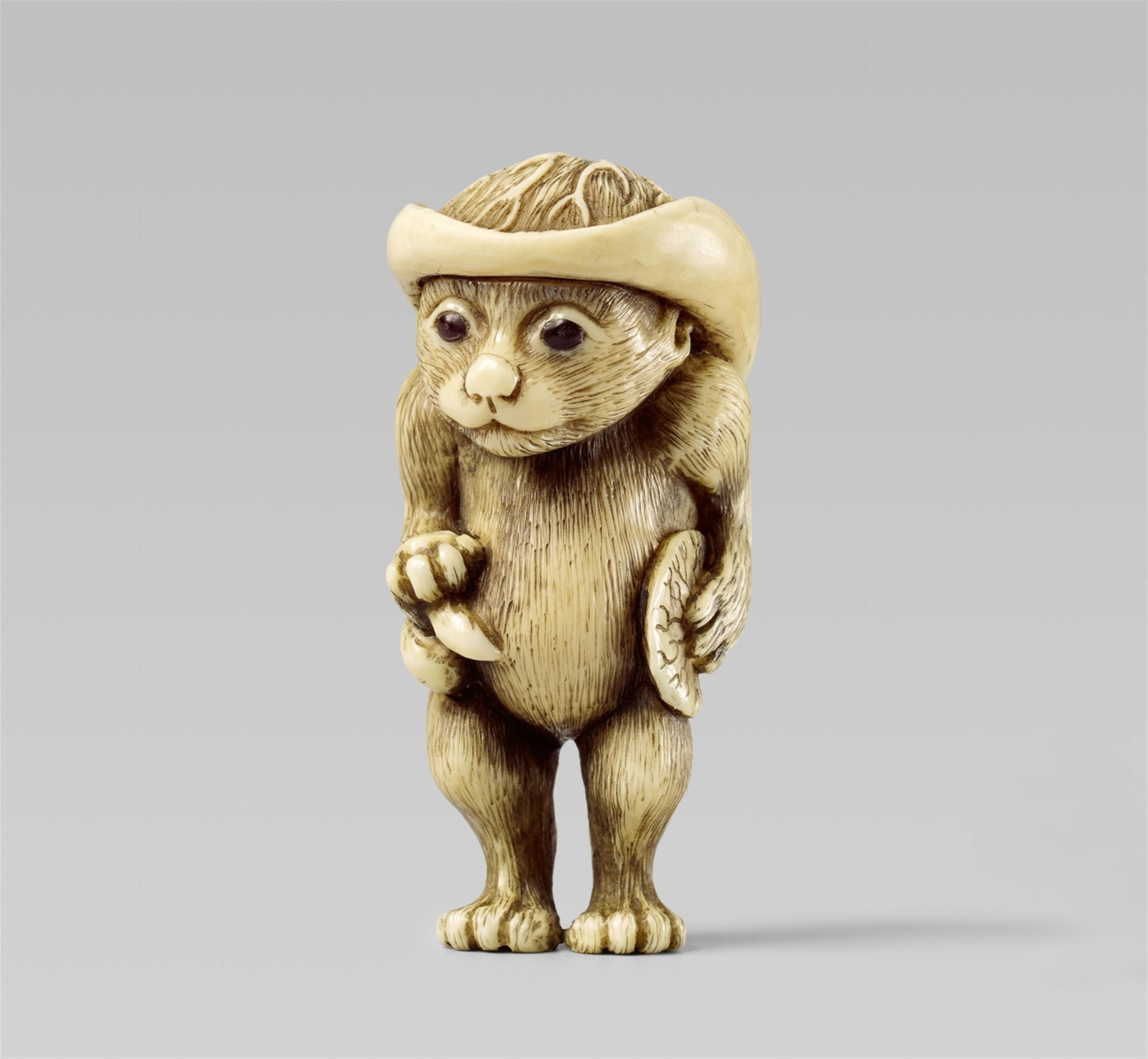 A very fine ivory netsuke of a tanuki. 19th century - image-1