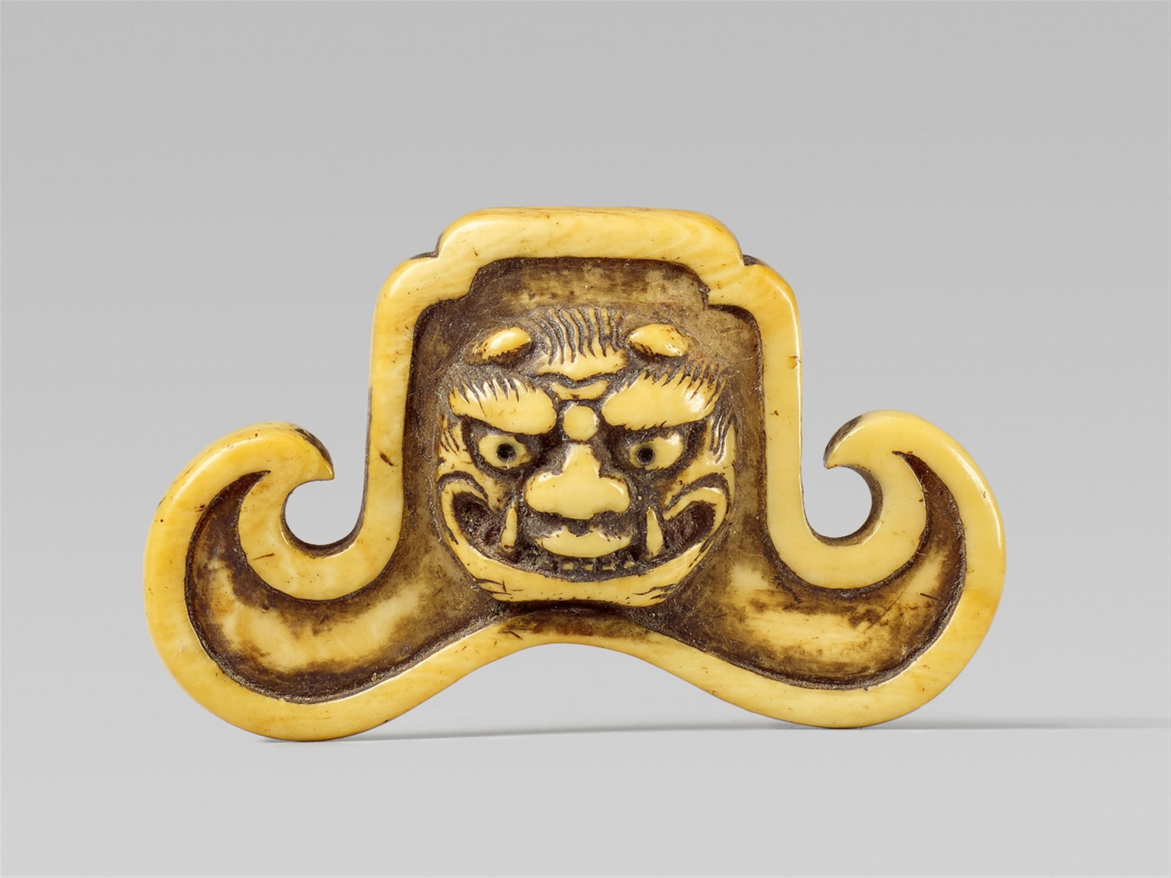 An ivory netsuke of a roof tile. 19th century - image-1