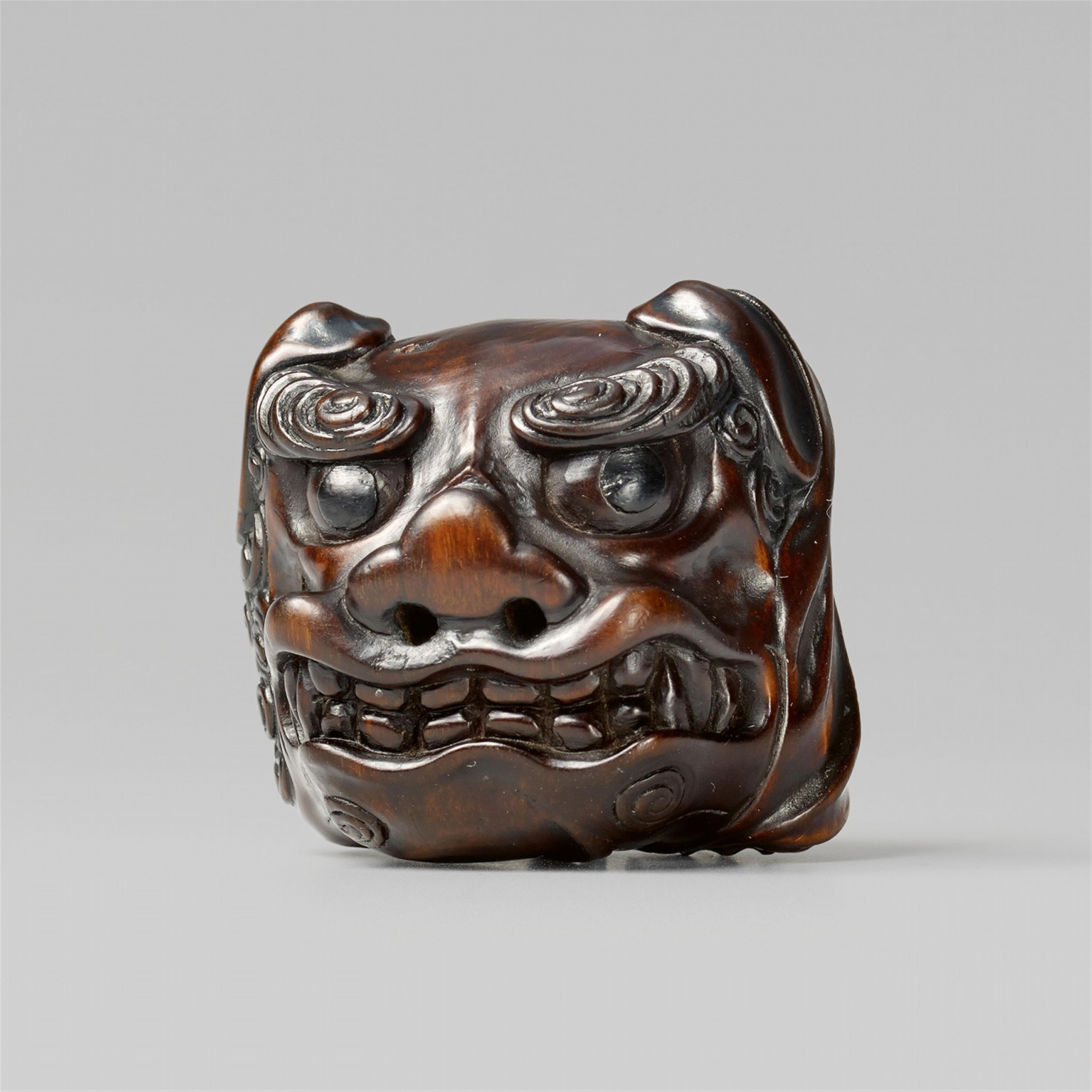 A wood netsuke of a shishimai mask, by Kizan. 19th century - image-1