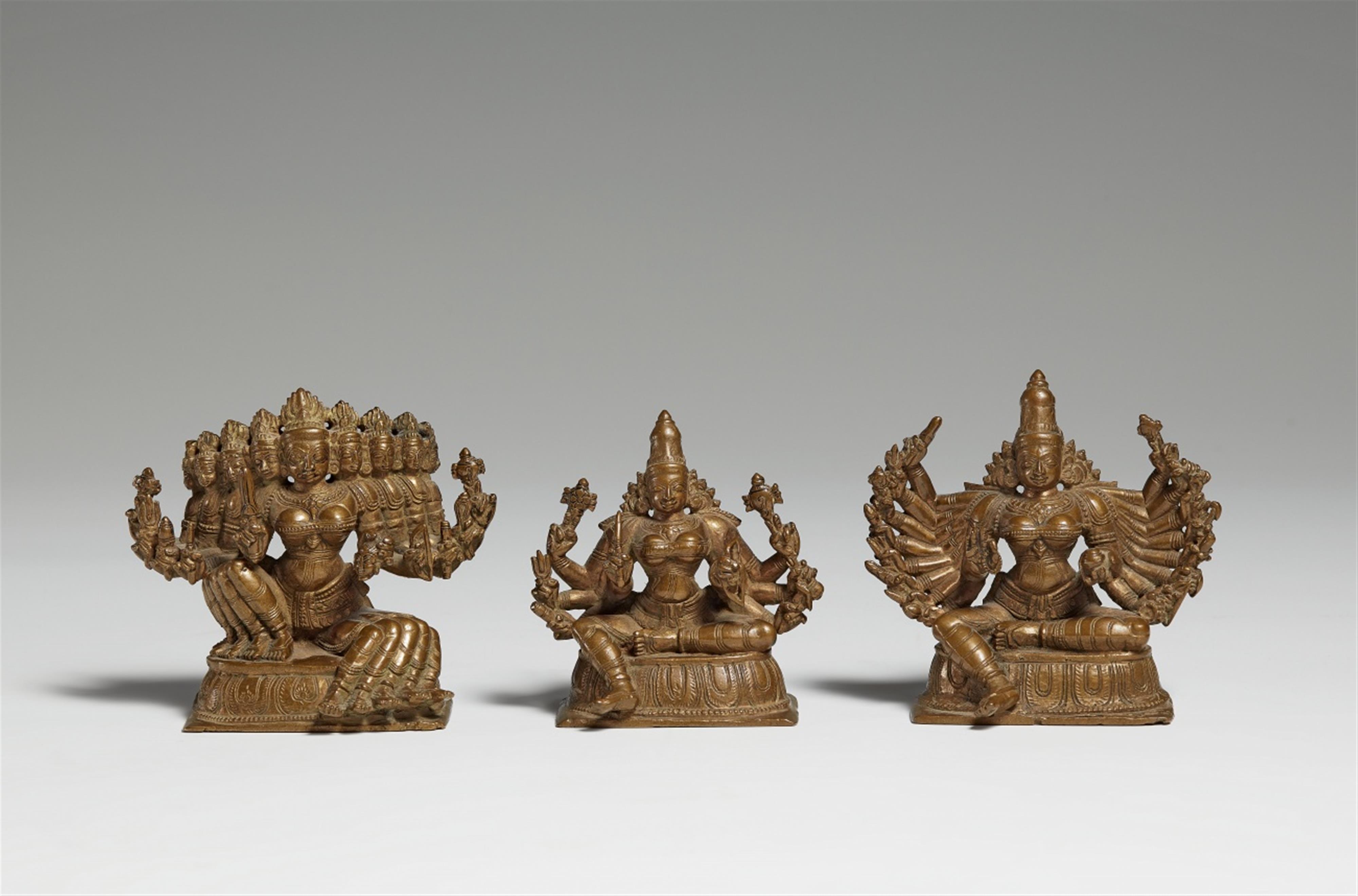 Drei Figuren der mehrarmigen Durga. Stark kupferhaltige Bronze. Südindien. 19./20. Jh. - image-1