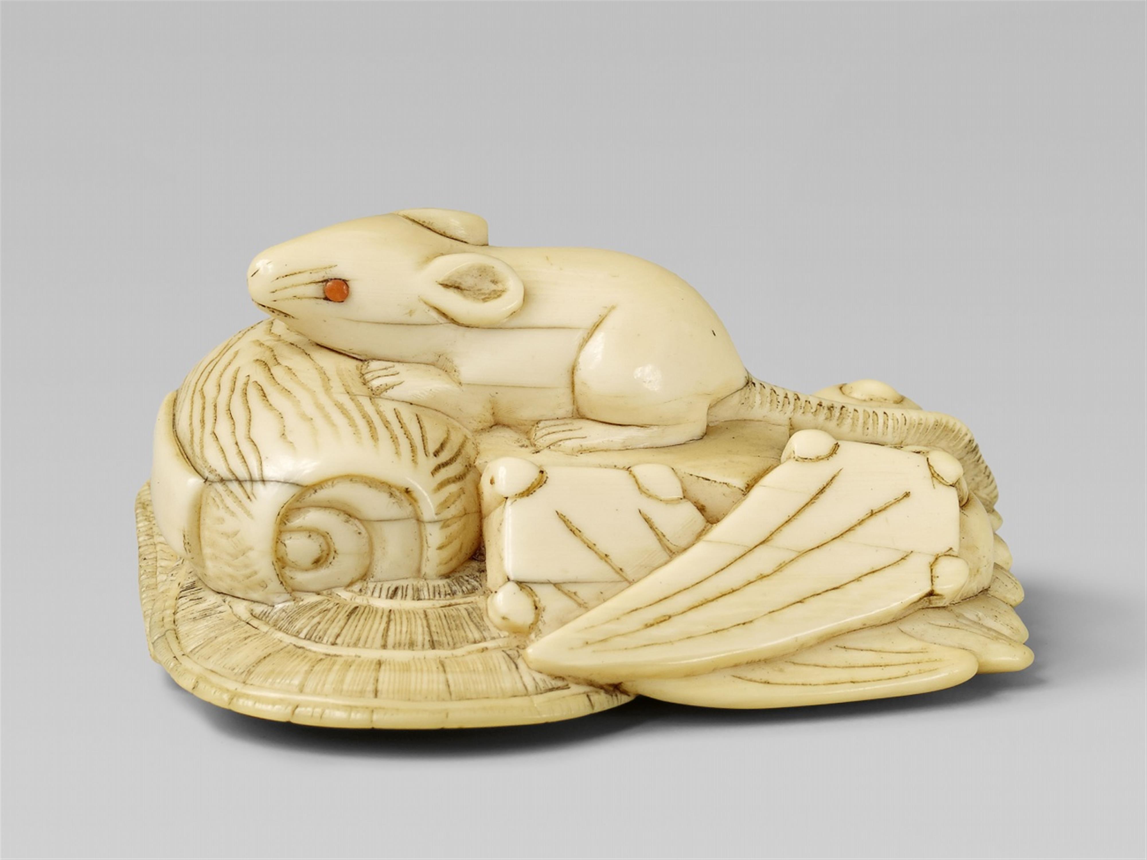 A large ivory netsuke of a rat atop of takaramono. Early 19th century - image-1